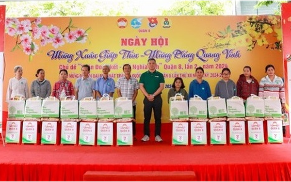7-Eleven Việt Nam trao quà Tết cho hộ gia đình khó khăn - Ảnh 1.