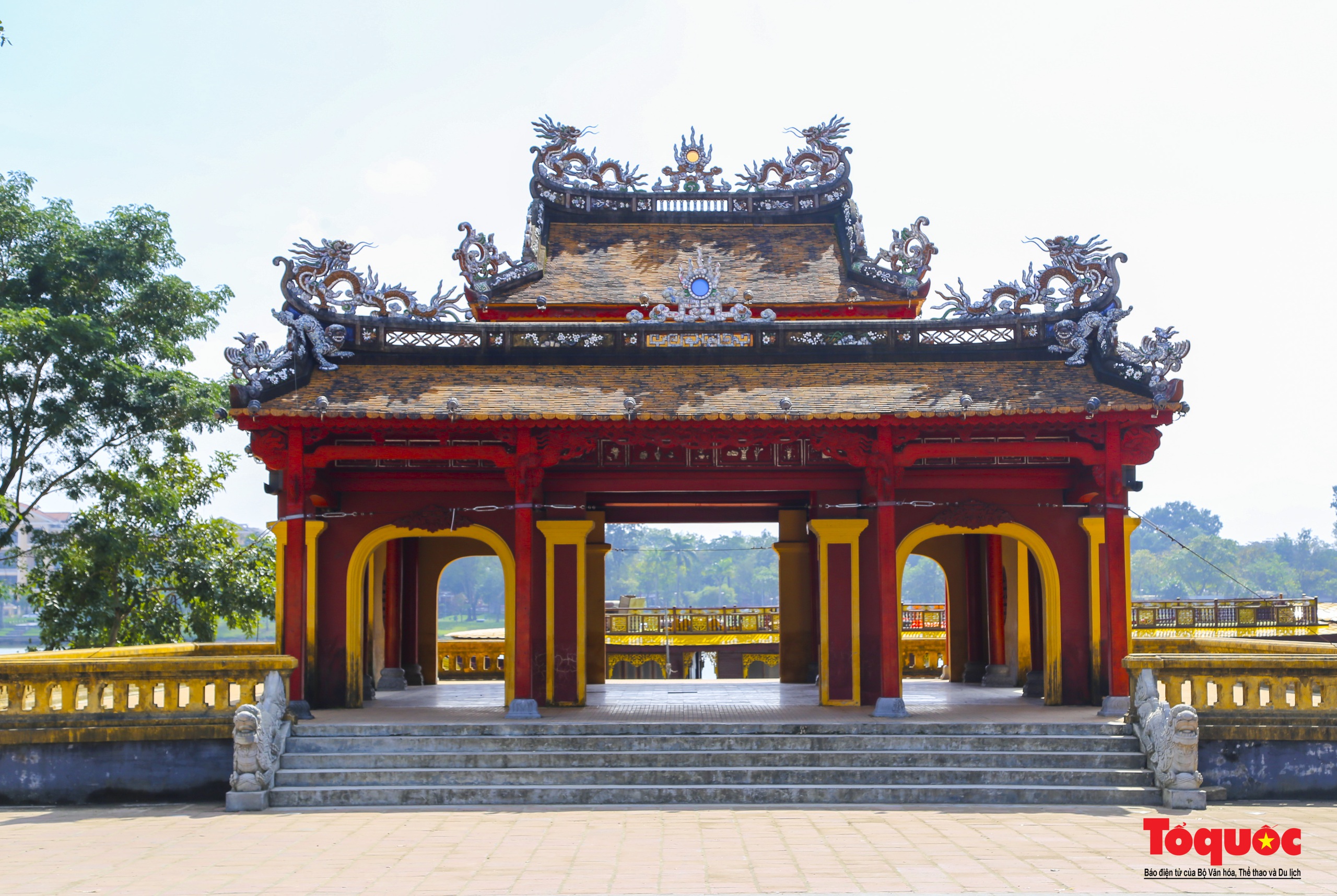 Ngắm biểu tượng rồng trên các công trình kiến trúc, cổ vật triều Nguyễn - Ảnh 13.