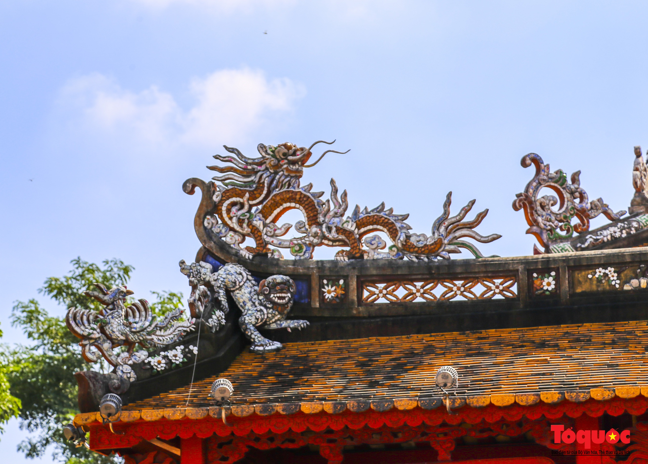 Ngắm biểu tượng rồng trên các công trình kiến trúc, cổ vật triều Nguyễn - Ảnh 3.