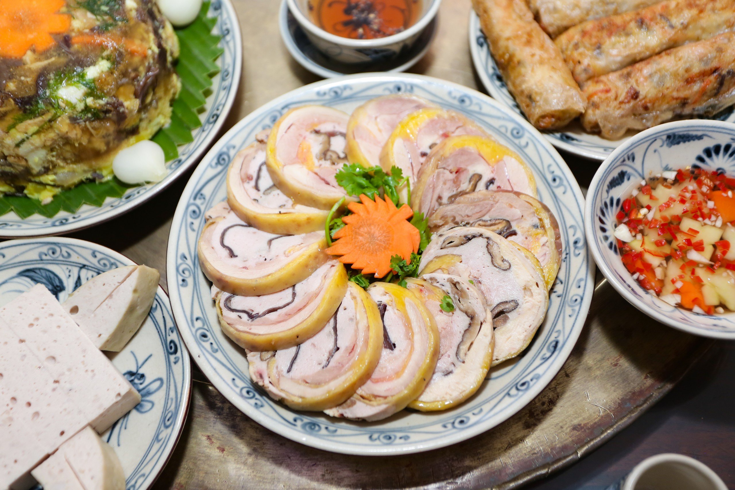 Nghệ nhân ẩm thực trình bày mâm cỗ cổ truyền của người Việt trong ngày Tết Nguyên đán - Ảnh 2.