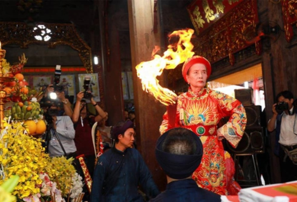 Seniman rakyat, tuan gangsa hebat kuil Hari Phu Tran Thi Duyen meninggal dunia - Foto 1. Nghệ nhân nhân dân, đại lão đồng đền Phủ Dầy Trần Thị Duyên qua đời - Ảnh 1.