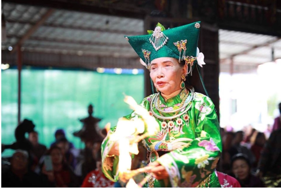 Artis rakyat, tuan gangsa hebat kuil Phu Day Tran Thi Duyen meninggal dunia - Foto 2. Nghệ nhân nhân dân, đại lão đồng đền Phủ Dầy Trần Thị Duyên qua đời - Ảnh 2.