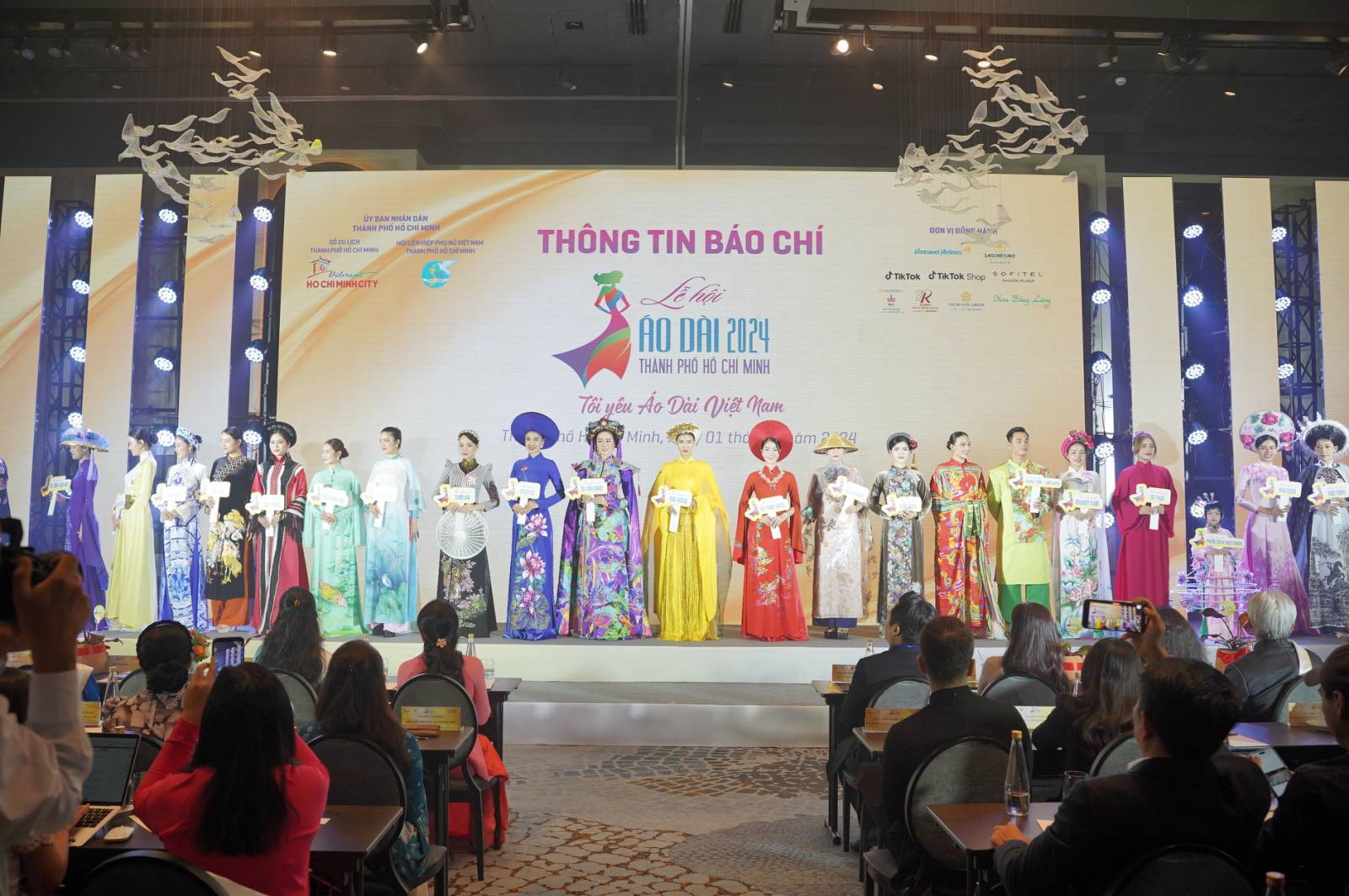 Ciudad Ho Chi Minh: Numerosos eventos especiales en el 10º Festival Ao Dai - Foto 3. TP.HCM: Nhiều sự kiện đặc sắc tại Lễ hội áo dài lần thứ 10 - Ảnh 3.