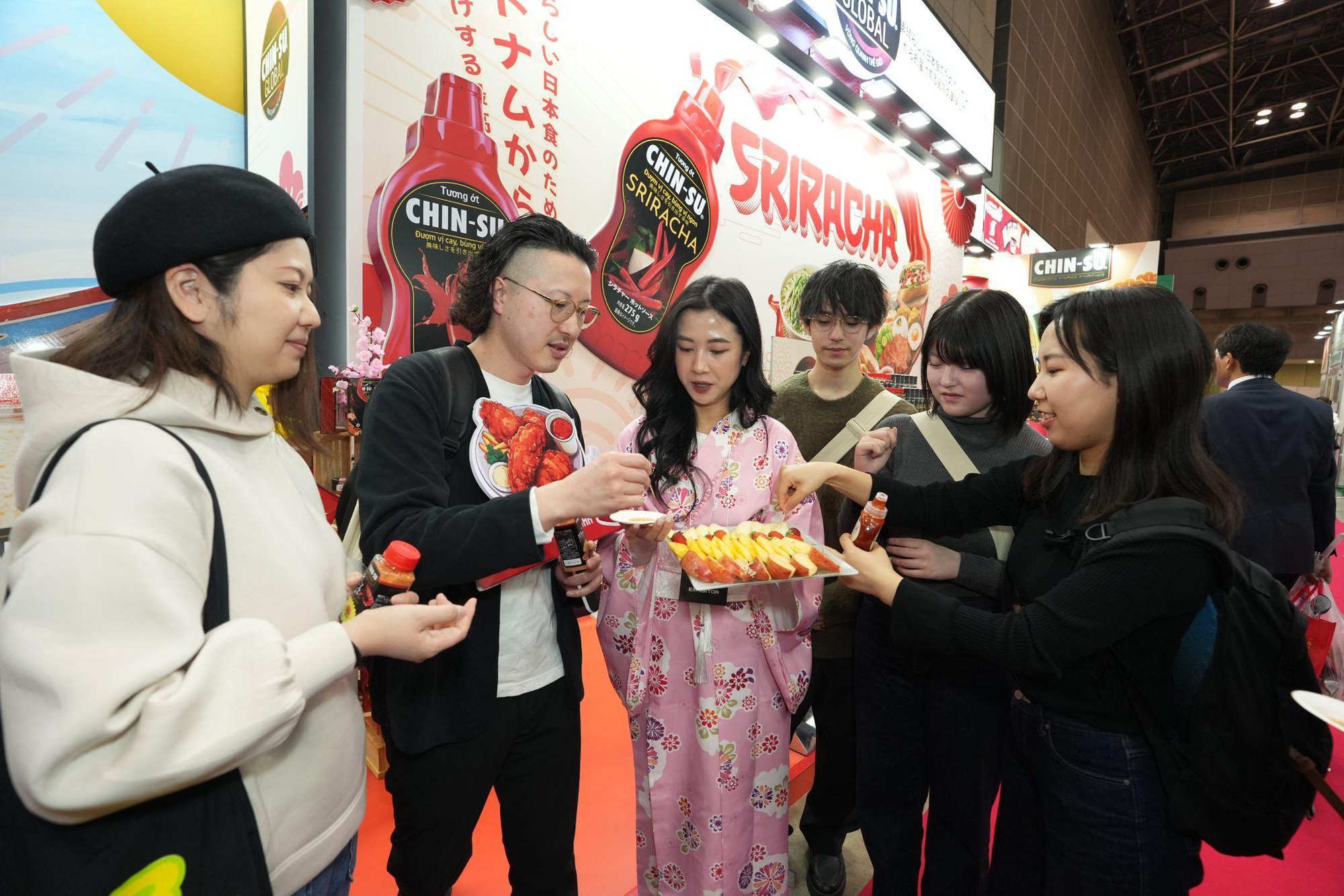 Giới trẻ Nhật hào hứng trải nghiệm lọ muối chấm tôm chua cay Chin-su - Ảnh 2.