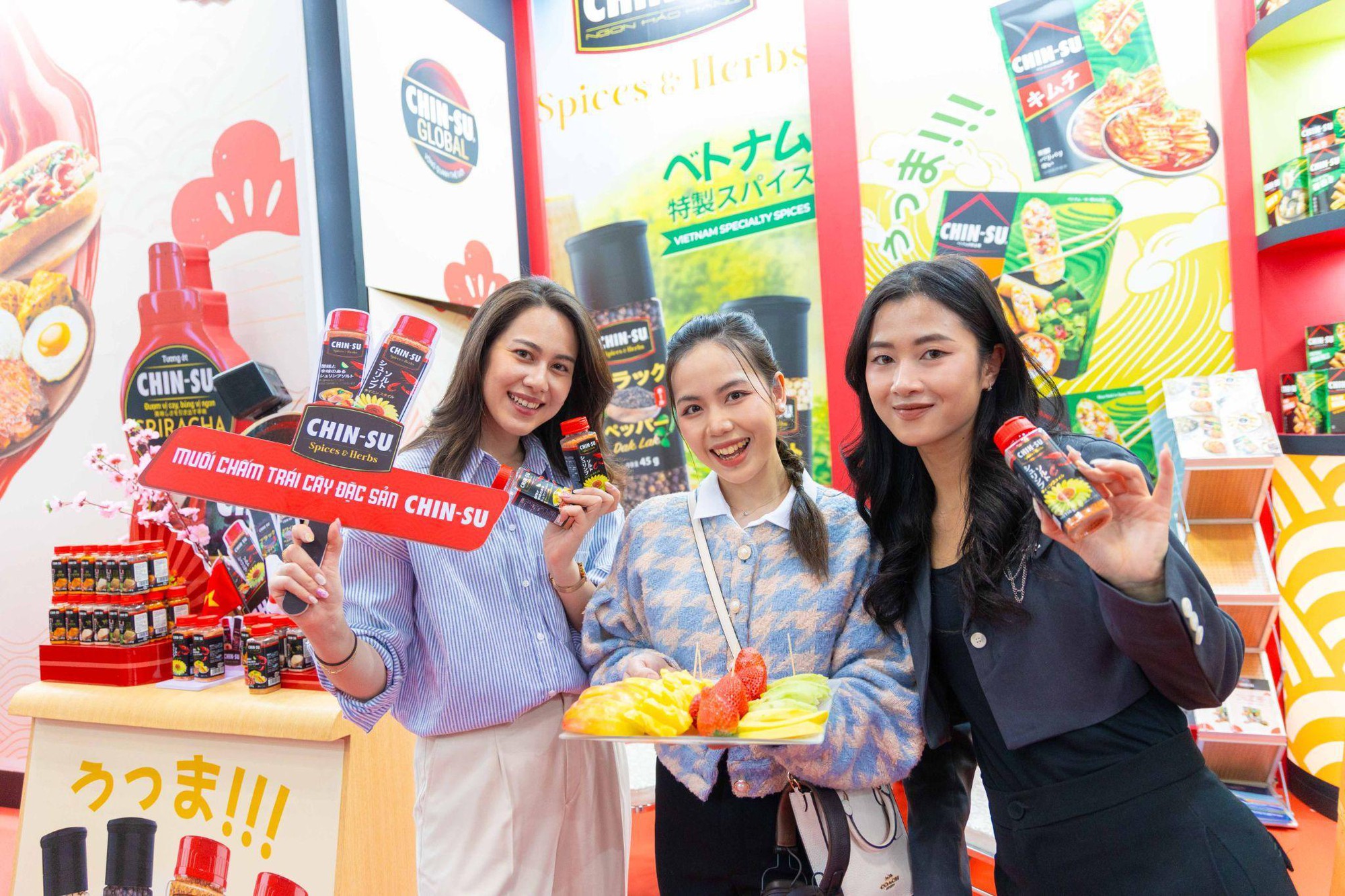 Giới trẻ Nhật hào hứng trải nghiệm lọ muối chấm tôm chua cay Chin-su - Ảnh 3.