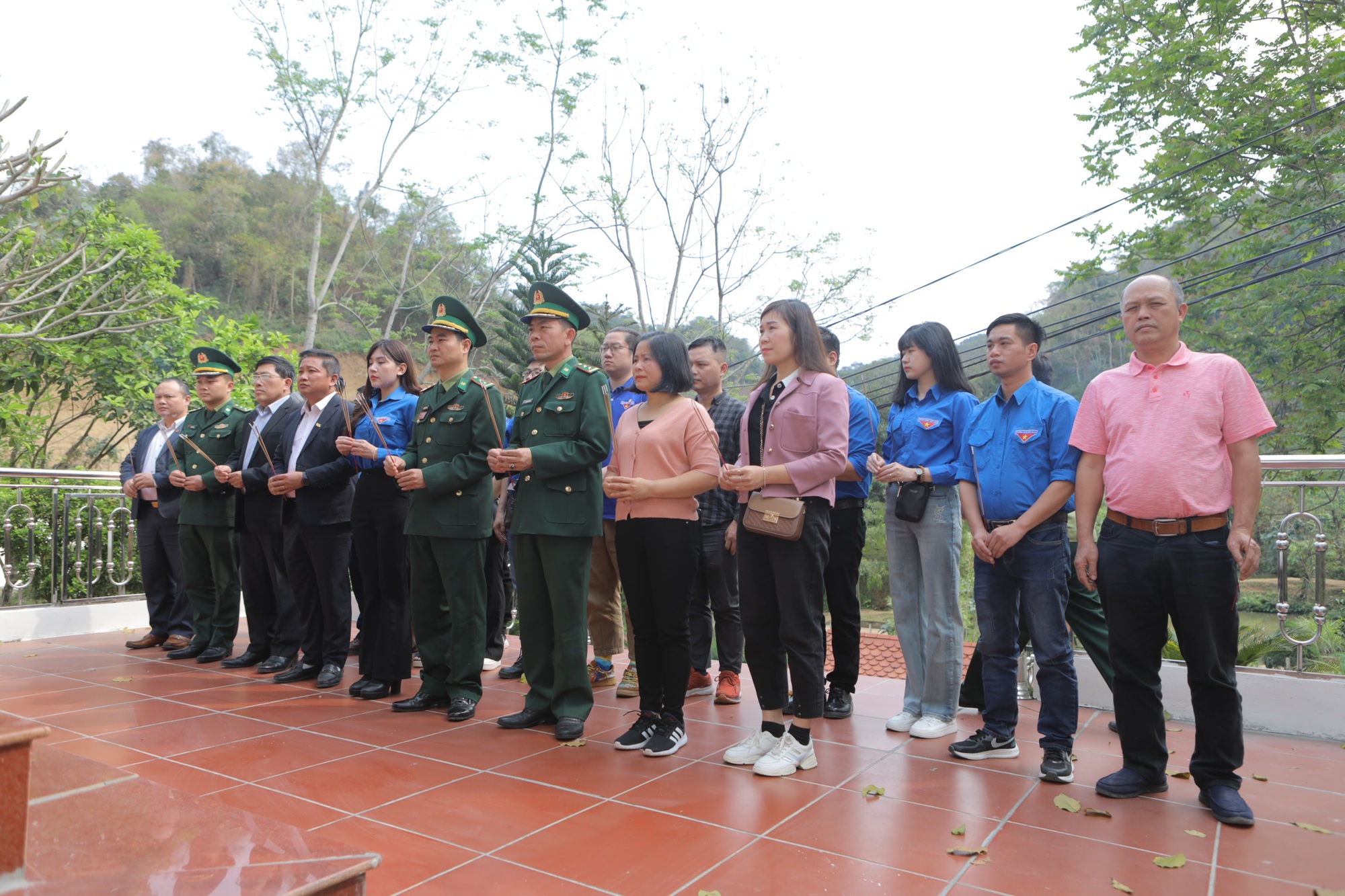شباب وزارة الثقافة والرياضة والسياحة يتجهون إلى حدود البلاد بإجراءات عملية - صورة 4 Thanh niên Bộ VHTTDL hướng về biên cương Tổ quốc bằng những hành động thiết thực - Ảnh 4.