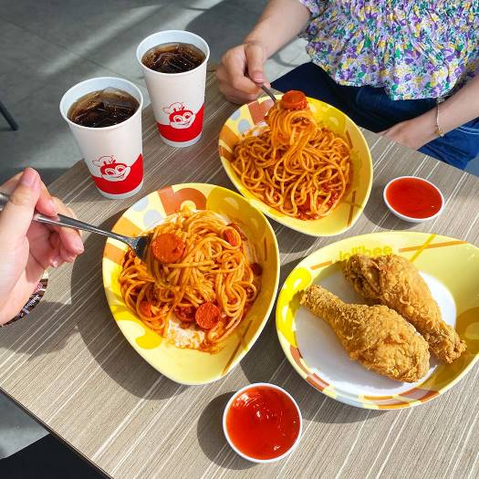 Tháng 3, Jollibee tinh tế tung combo &quot;dịu kha&quot; chỉ 99.000 đồng - Ảnh 2.