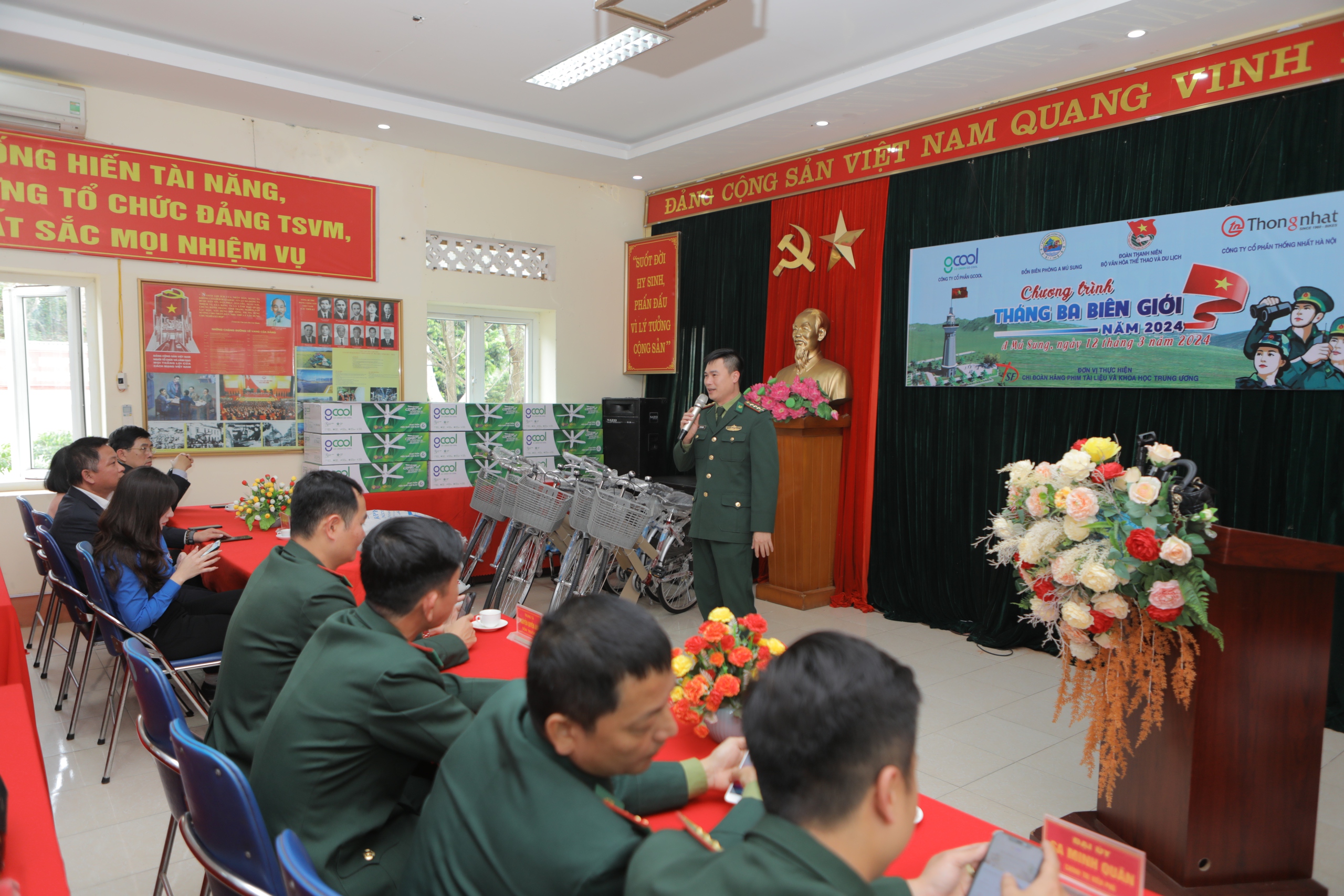 شباب وزارة الثقافة والرياضة والسياحة يتجهون إلى حدود الوطن - صورة 1 Thanh niên Bộ VHTTDL hướng về biên cương Tổ quốc - Ảnh 1.