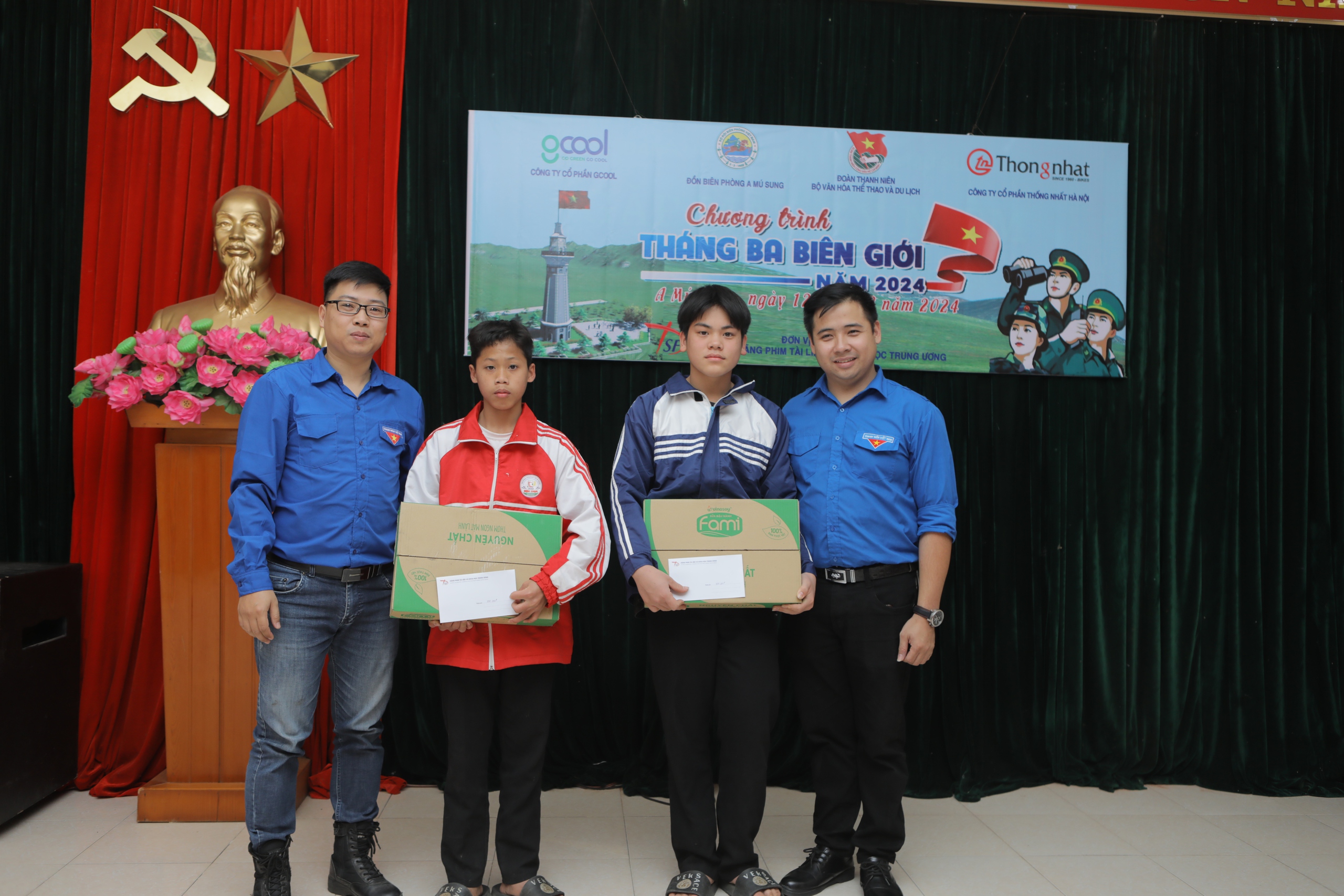 شباب وزارة الثقافة والرياضة والسياحة يتجهون إلى حدود الوطن - صورة 4 Thanh niên Bộ VHTTDL hướng về biên cương Tổ quốc - Ảnh 4.