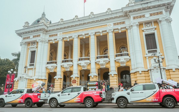 &quot;Đoàn xe lạ&quot; xuất hiện trên đường phố Hà Nội và TP.HCM - Ảnh 1.