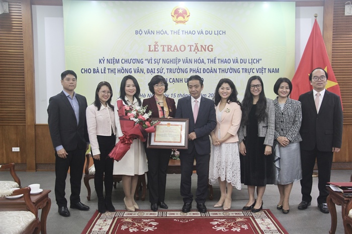 Udělení medaile za kulturu, sport a cestovní ruch paní Le Thi Hong Van - Foto 3. Trao Kỷ niệm chương Vì sự nghiệp văn hóa, thể thao và du lịch cho bà Lê Thị Hồng Vân - Ảnh 3.
