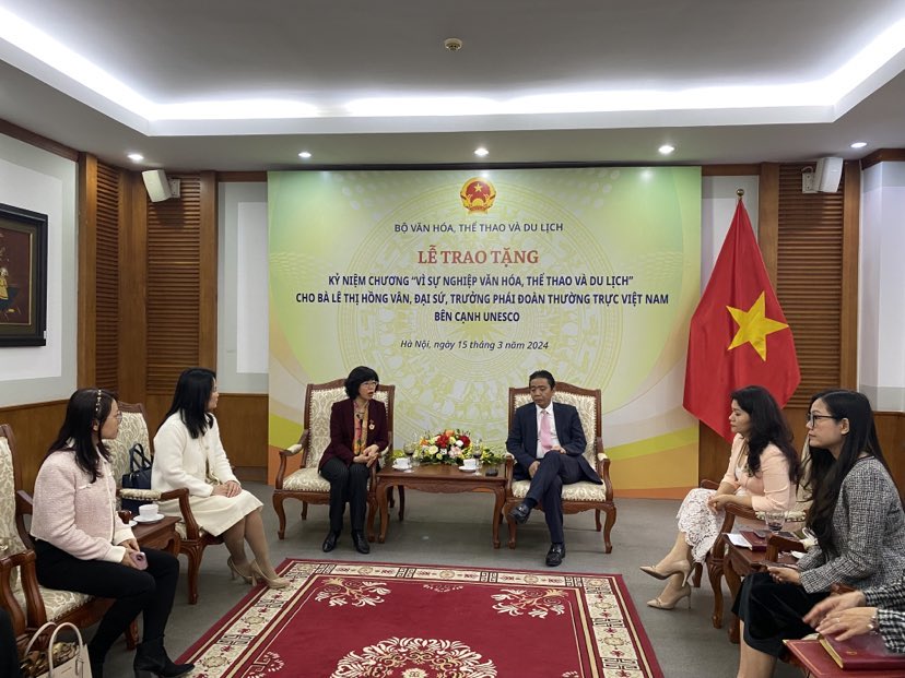 Udělení medaile za kulturu, sport a cestovní ruch paní Le Thi Hong Van - Foto 1. Trao Kỷ niệm chương Vì sự nghiệp văn hóa, thể thao và du lịch cho bà Lê Thị Hồng Vân - Ảnh 1.