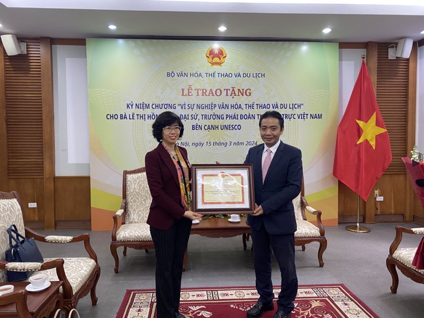 Udělení medaile za kulturu, sport a cestovní ruch paní Le Thi Hong Van - Foto 2. Trao Kỷ niệm chương Vì sự nghiệp văn hóa, thể thao và du lịch cho bà Lê Thị Hồng Vân - Ảnh 2.
