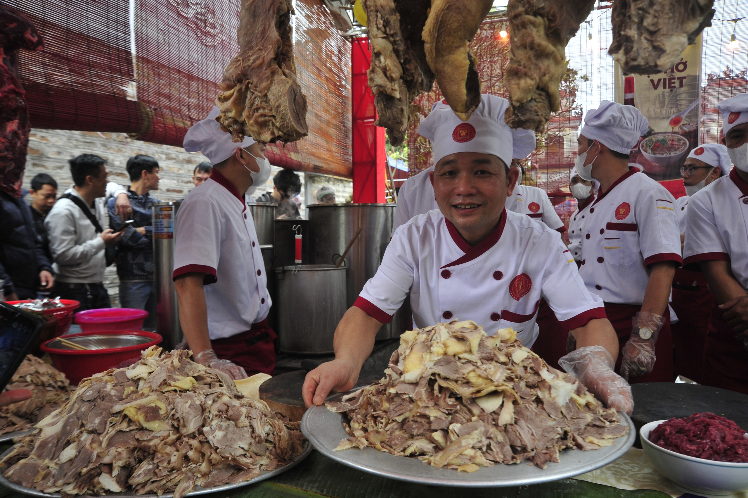 Các nghệ nhân đang trình diễn món phở quê