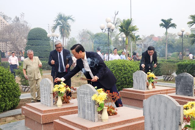 Đoàn công tác của Chính phủ dâng hương tại các điểm di tích lịch sử ở Điện Biên - Ảnh 4.