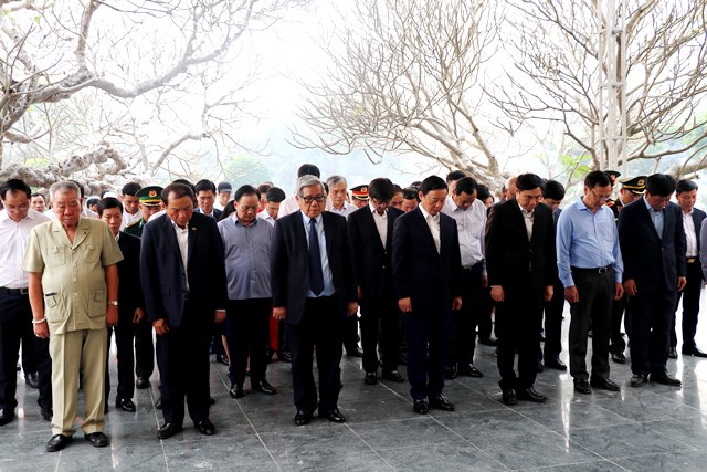 Đoàn công tác của Chính phủ dâng hương tại các điểm di tích lịch sử ở Điện Biên - Ảnh 3.