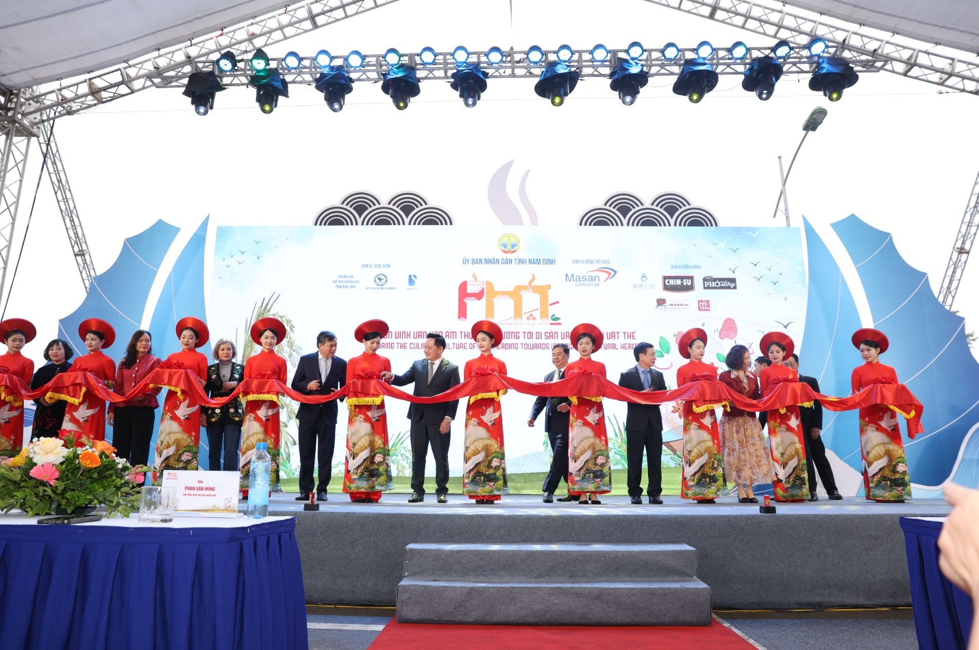 Hàng nghìn lượt khách đổ về Festival Phở 2024 tại Nam Định ngay ngày đầu khai mạc - Ảnh 1.