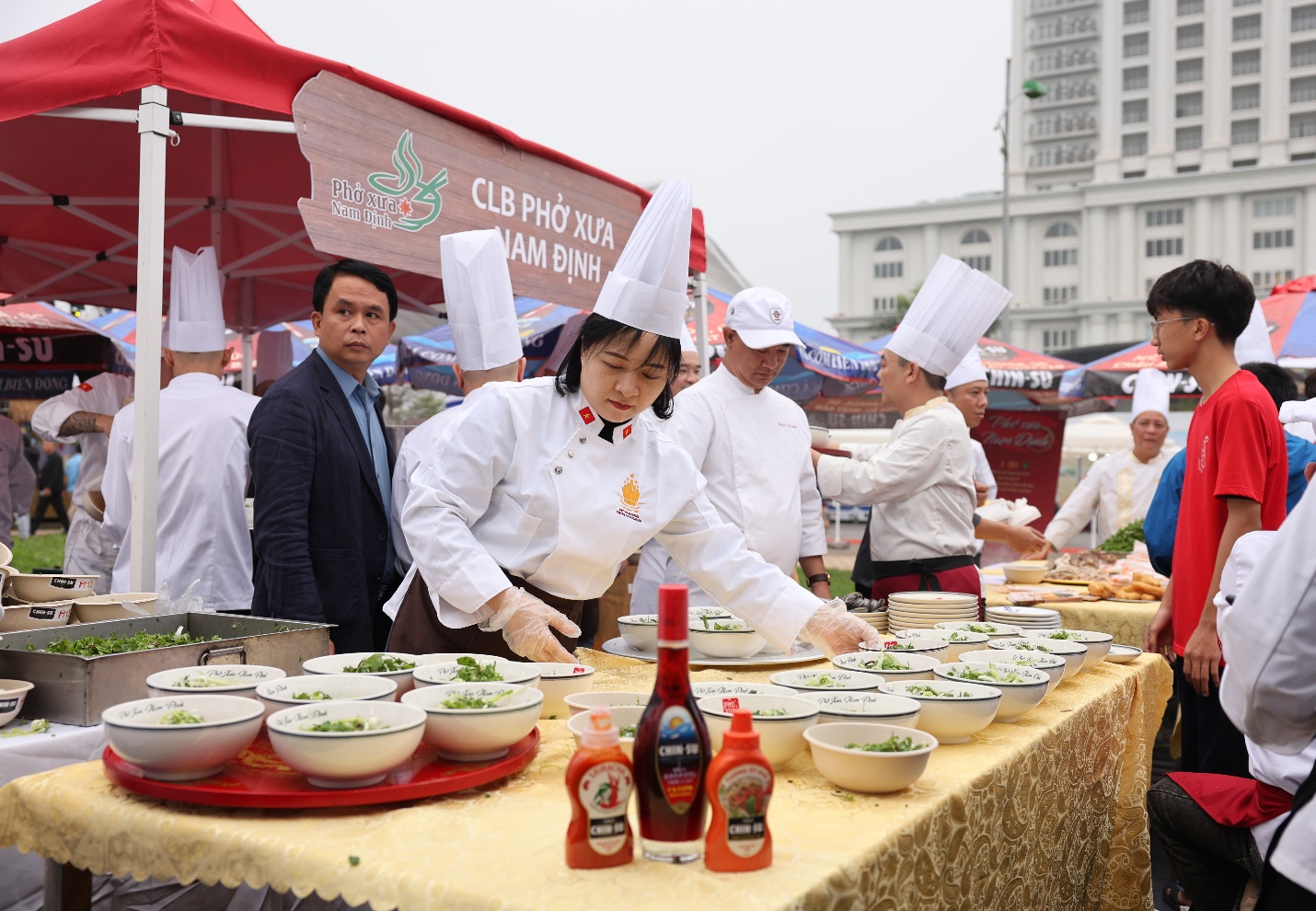Hàng nghìn lượt khách đổ về Festival Phở 2024 tại Nam Định ngay ngày đầu khai mạc - Ảnh 4.