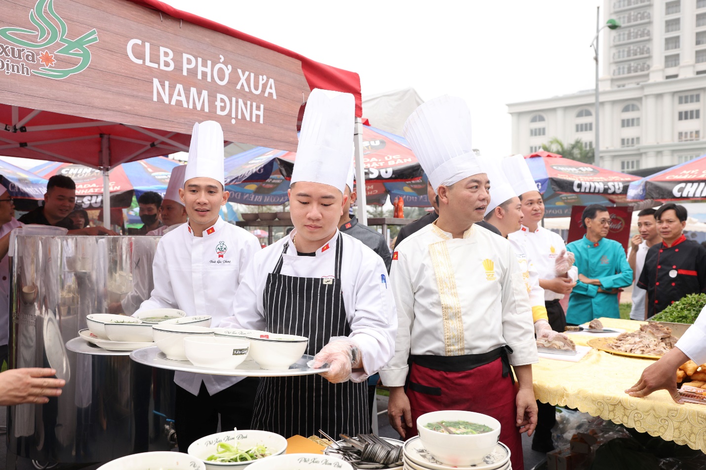 Hàng nghìn lượt khách đổ về Festival Phở 2024 tại Nam Định ngay ngày đầu khai mạc - Ảnh 5.