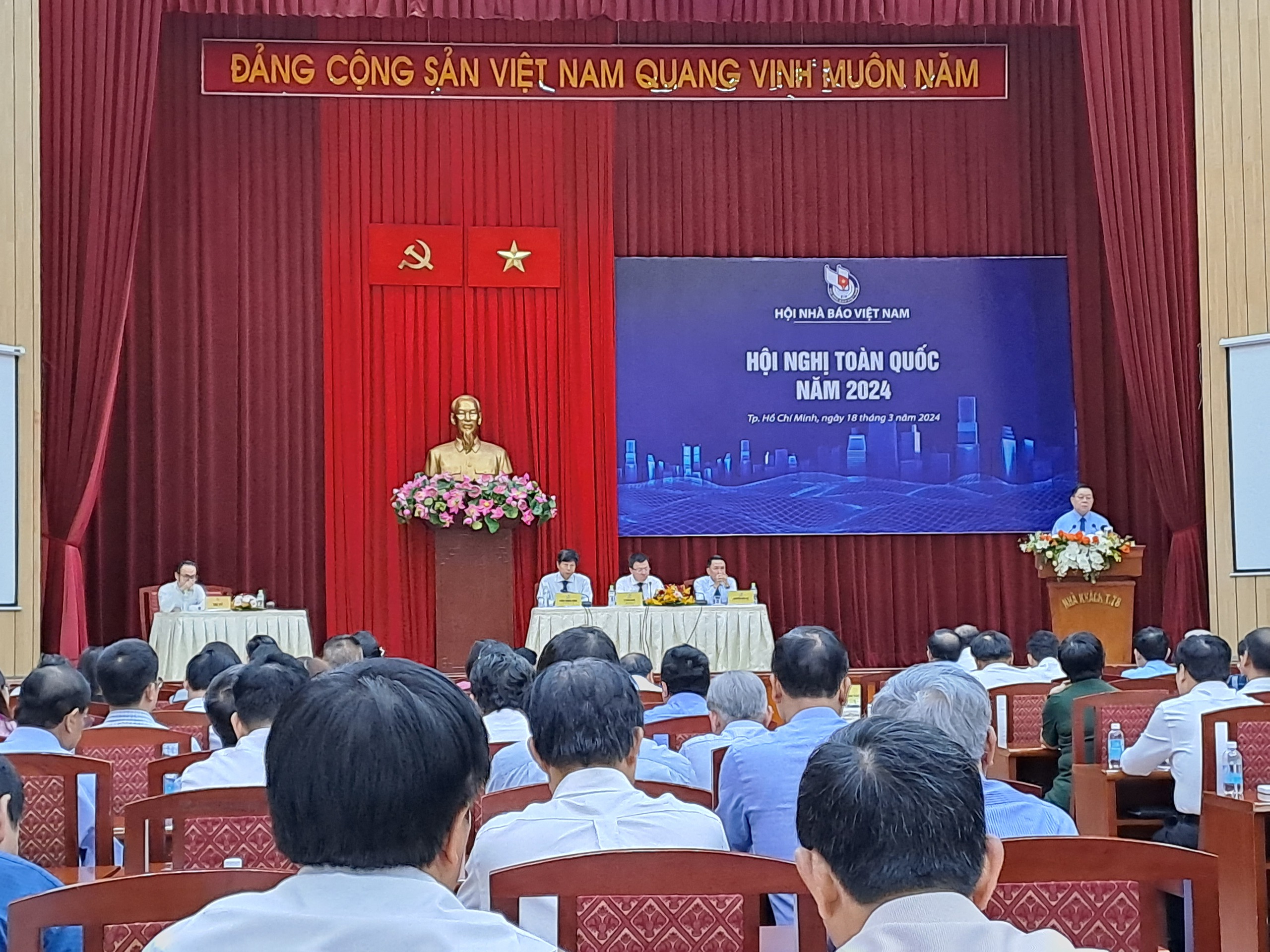 De pers innoveert proactief inhoud en werkwijze om aan de taakvereisten in de nieuwe periode te voldoen - Foto 1. Báo chí chủ động đổi mới nội dung và phương thức hoạt động đáp ứng yêu cầu nhiệm vụ trong thời kỳ mới  - Ảnh 1.