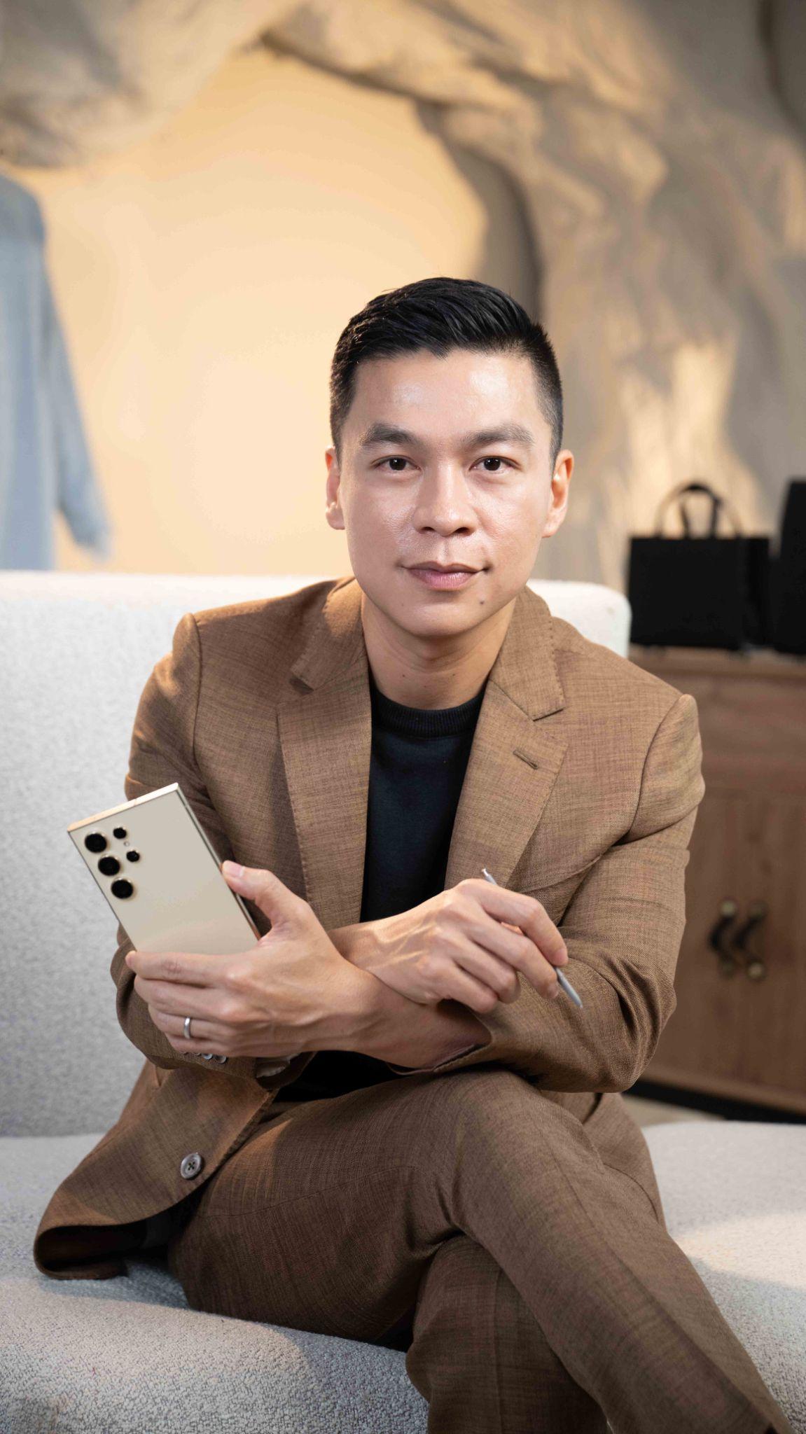 NTK Adrian Anh Tuấn tiết lộ về “người trợ thủ” cùng anh đạt những cột mốc quan trọng trong sự nghiệp thiết kế thời trang - Ảnh 2.