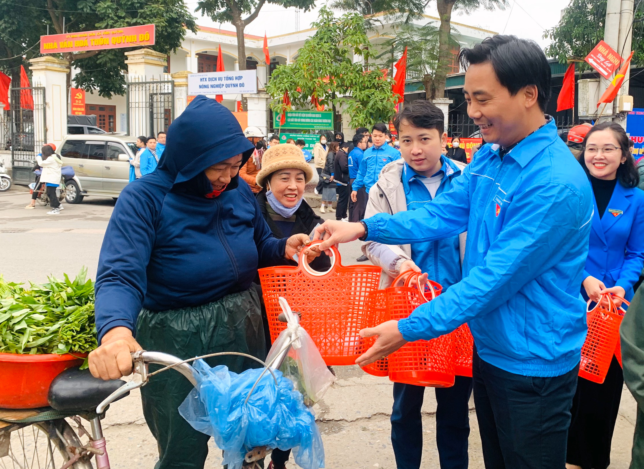 Hà Nội: Tặng làn nhựa cho người dân đi chợ - Ảnh 1.