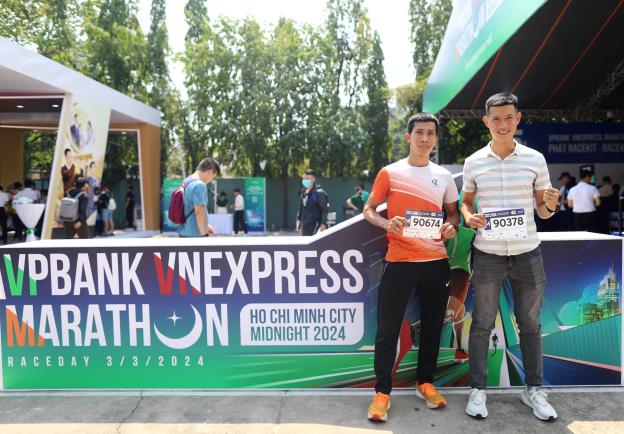 VPBank VnExpress Marathon Ho Chi Minh City Midnight: Những khoảnh khắc ấn tượng ngày đầu nhận bib - Ảnh 2.