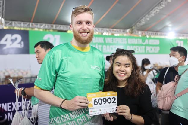 VPBank VnExpress Marathon Ho Chi Minh City Midnight: Những khoảnh khắc ấn tượng ngày đầu nhận bib - Ảnh 3.