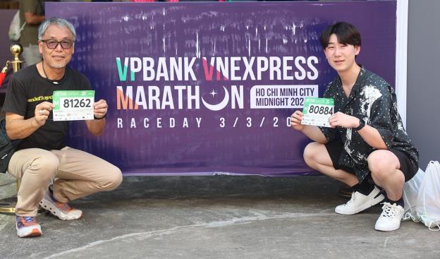 VPBank VnExpress Marathon Ho Chi Minh City Midnight: Những khoảnh khắc ấn tượng ngày đầu nhận bib - Ảnh 4.