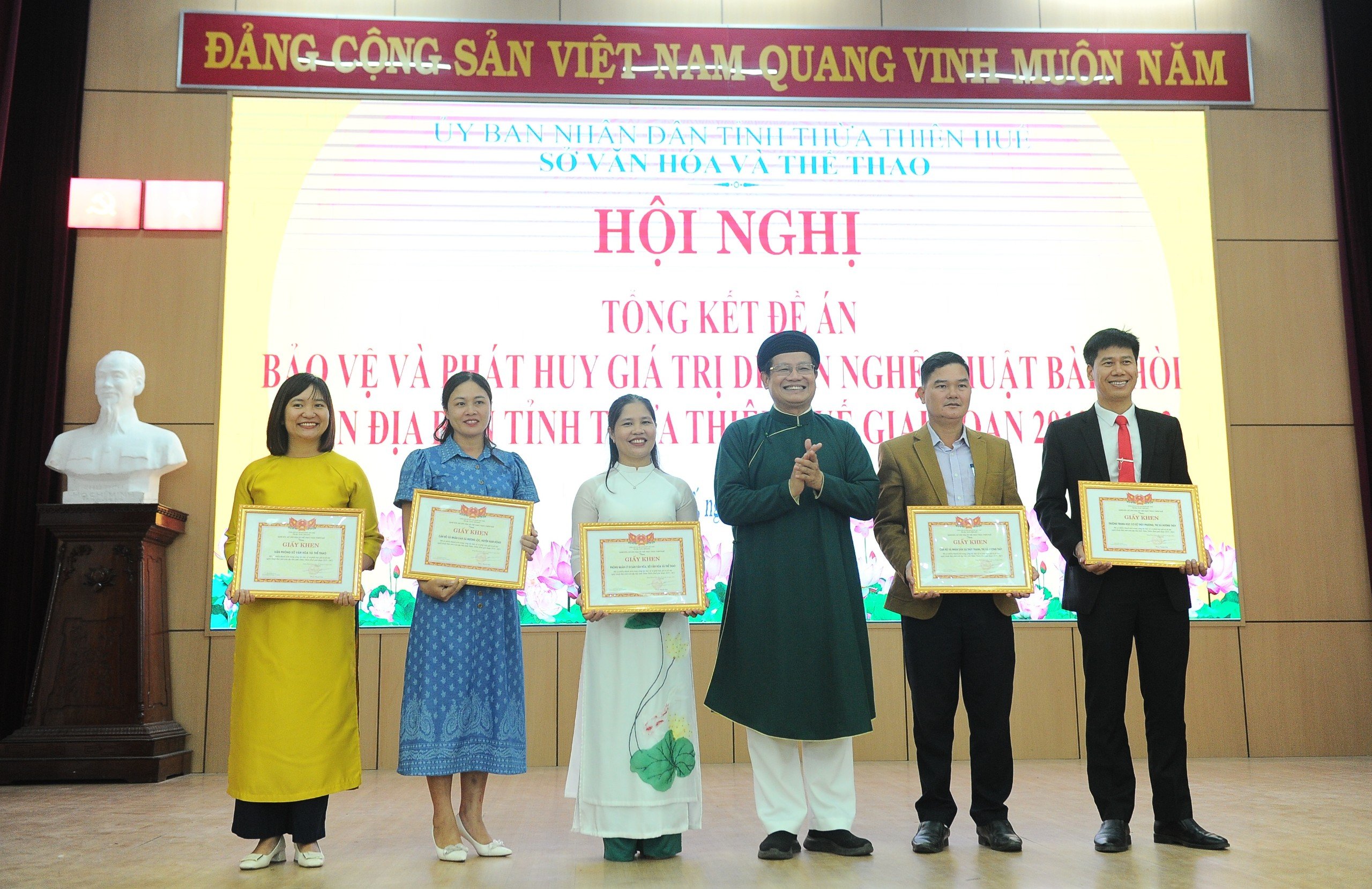 Bảo vệ, phát huy giá trị di sản nghệ thuật Bài Chòi tại Thừa Thiên Huế - Ảnh 4. Bảo vệ, phát huy giá trị di sản nghệ thuật Bài Chòi tại Thừa Thiên Huế - Ảnh 4.