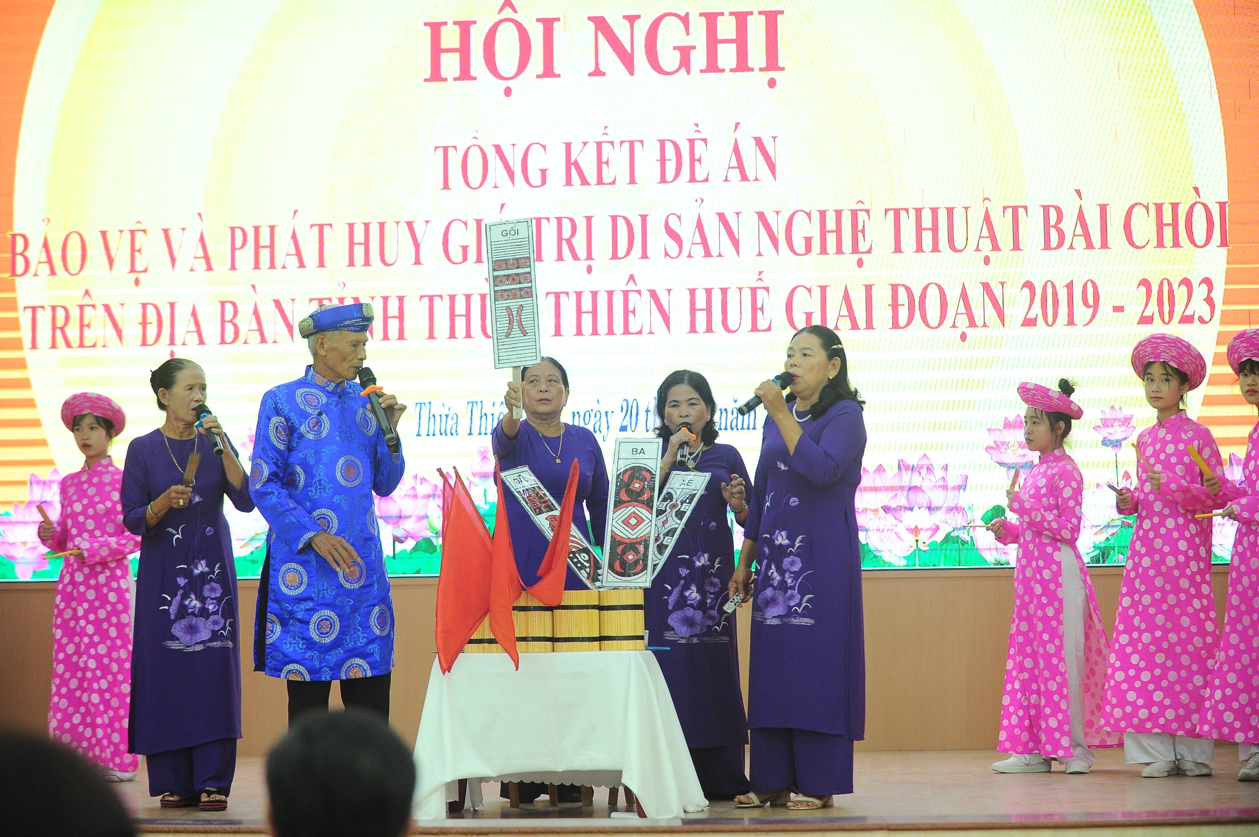 Bảo vệ, phát huy giá trị di sản nghệ thuật Bài Chòi tại Thừa Thiên Huế - Ảnh 1. Bảo vệ, phát huy giá trị di sản nghệ thuật Bài Chòi tại Thừa Thiên Huế - Ảnh 1.