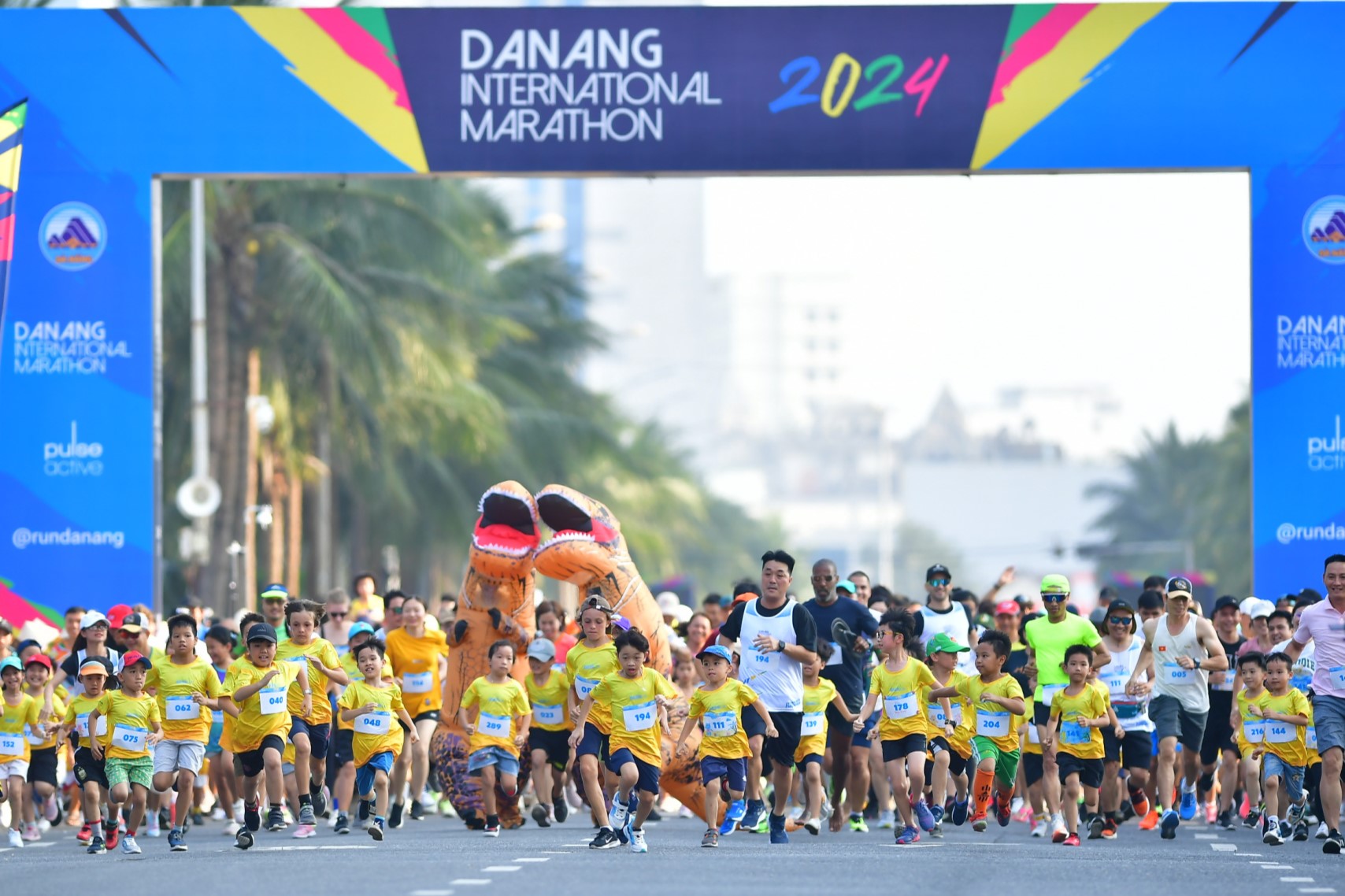 “Nữ hoàng chân đất” Phạm Thị Bình chiến thắng cuộc thi marathon quốc tế Đà Nẵng - Ảnh 7.