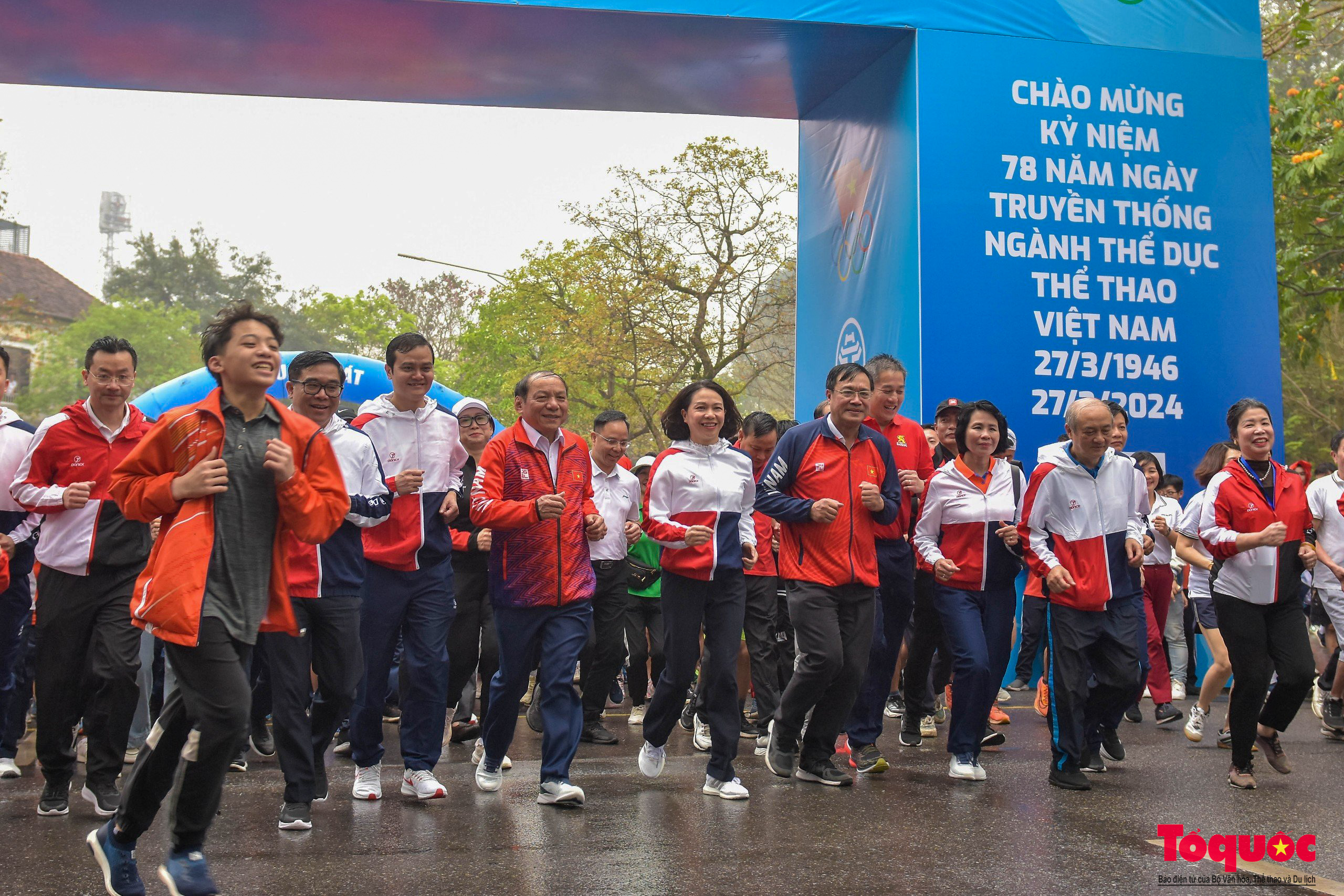 Chùm ảnh: Sôi động chương trình “Vinh quang Thể thao Việt Nam”, phát động Giải chạy Báo Hànộimới mở rộng - Ảnh 12.