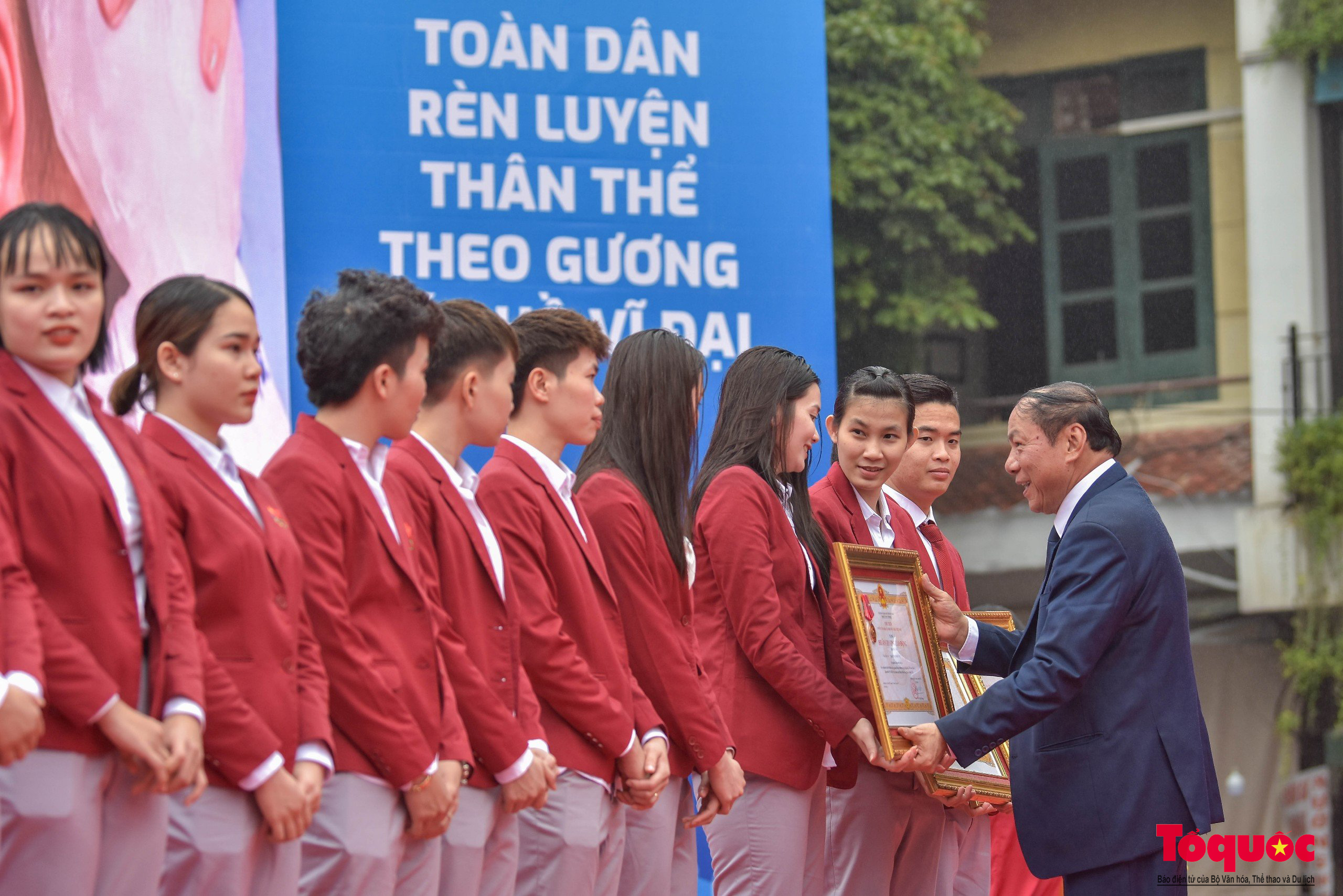 Chùm ảnh: Sôi động chương trình “Vinh quang Thể thao Việt Nam”, phát động Giải chạy Báo Hànộimới mở rộng - Ảnh 5.