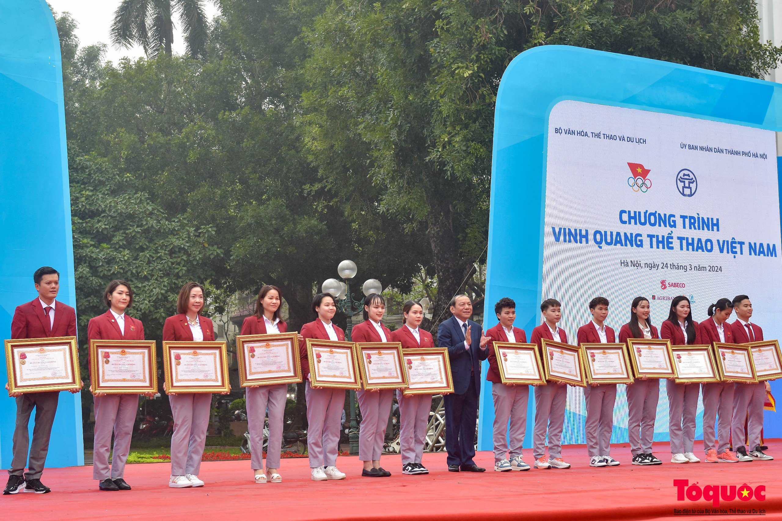 Chùm ảnh: Sôi động chương trình “Vinh quang Thể thao Việt Nam”, phát động Giải chạy Báo Hànộimới mở rộng - Ảnh 7.