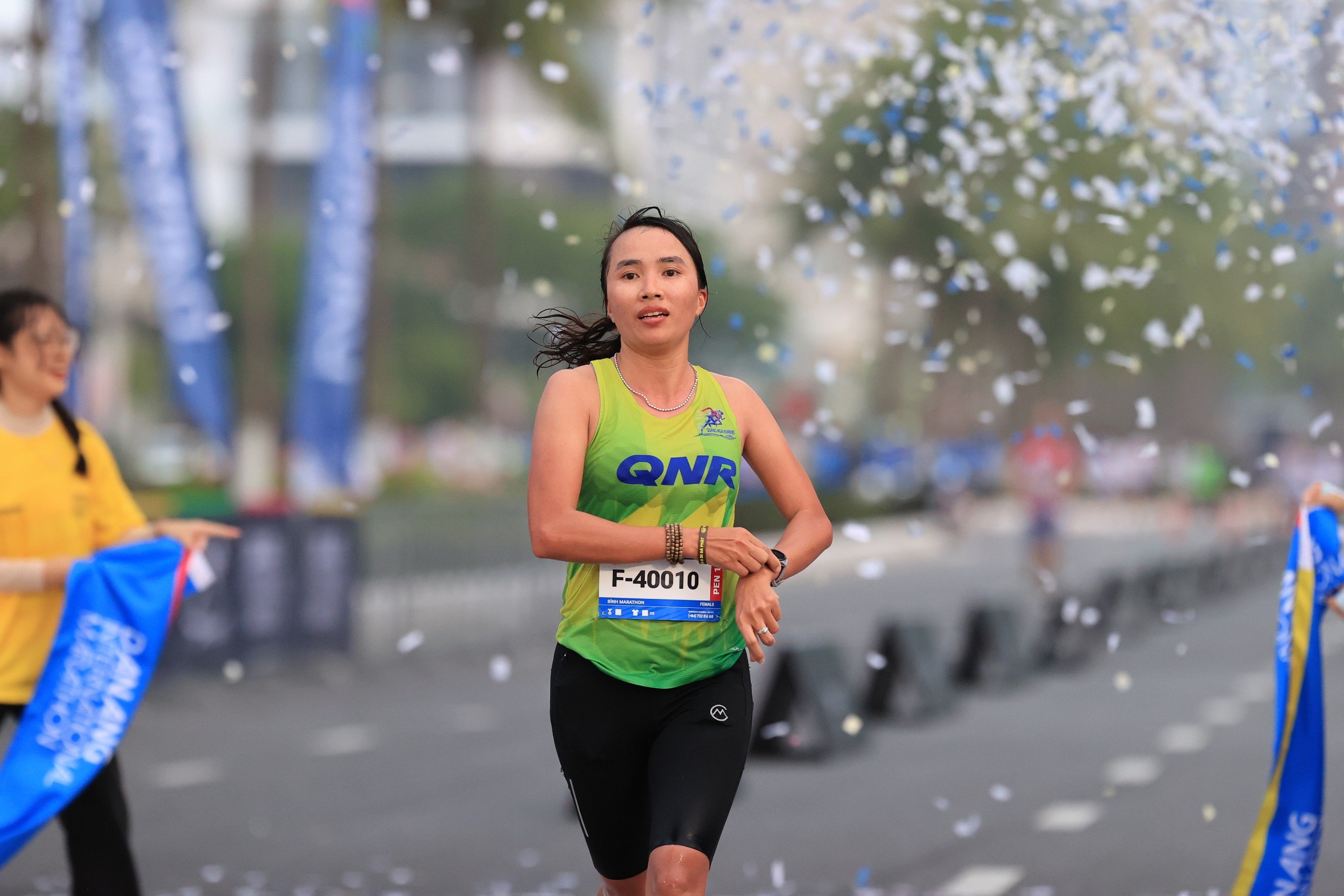 “Nữ hoàng chân đất” Phạm Thị Bình chiến thắng cuộc thi marathon quốc tế Đà Nẵng - Ảnh 3.