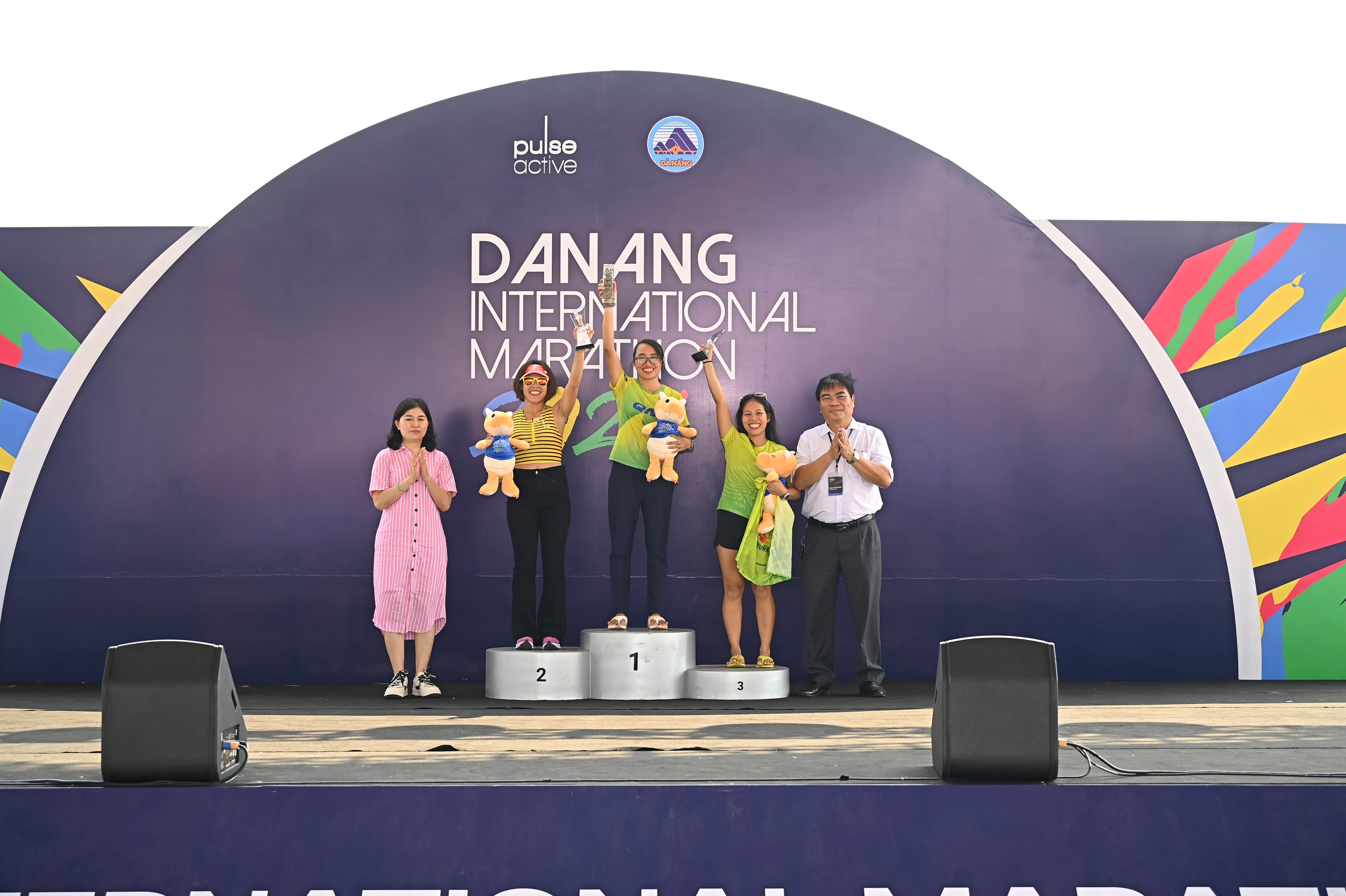 “Nữ hoàng chân đất” Phạm Thị Bình chiến thắng cuộc thi marathon quốc tế Đà Nẵng - Ảnh 6.