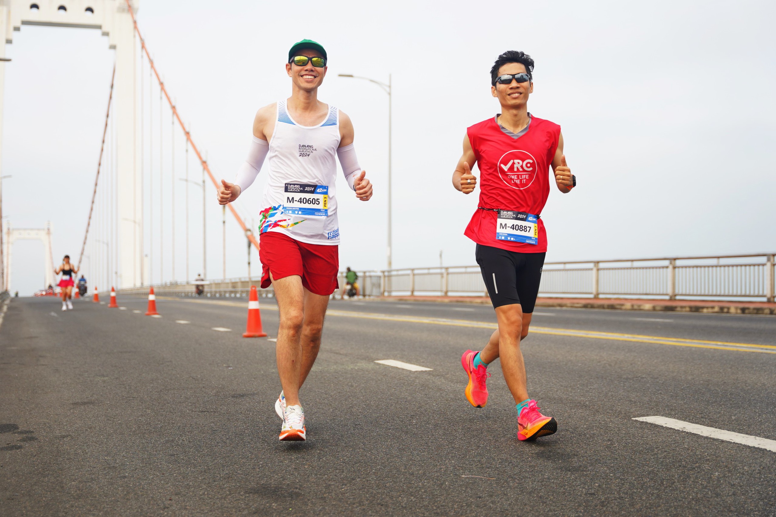 “Nữ hoàng chân đất” Phạm Thị Bình chiến thắng cuộc thi marathon quốc tế Đà Nẵng - Ảnh 13.