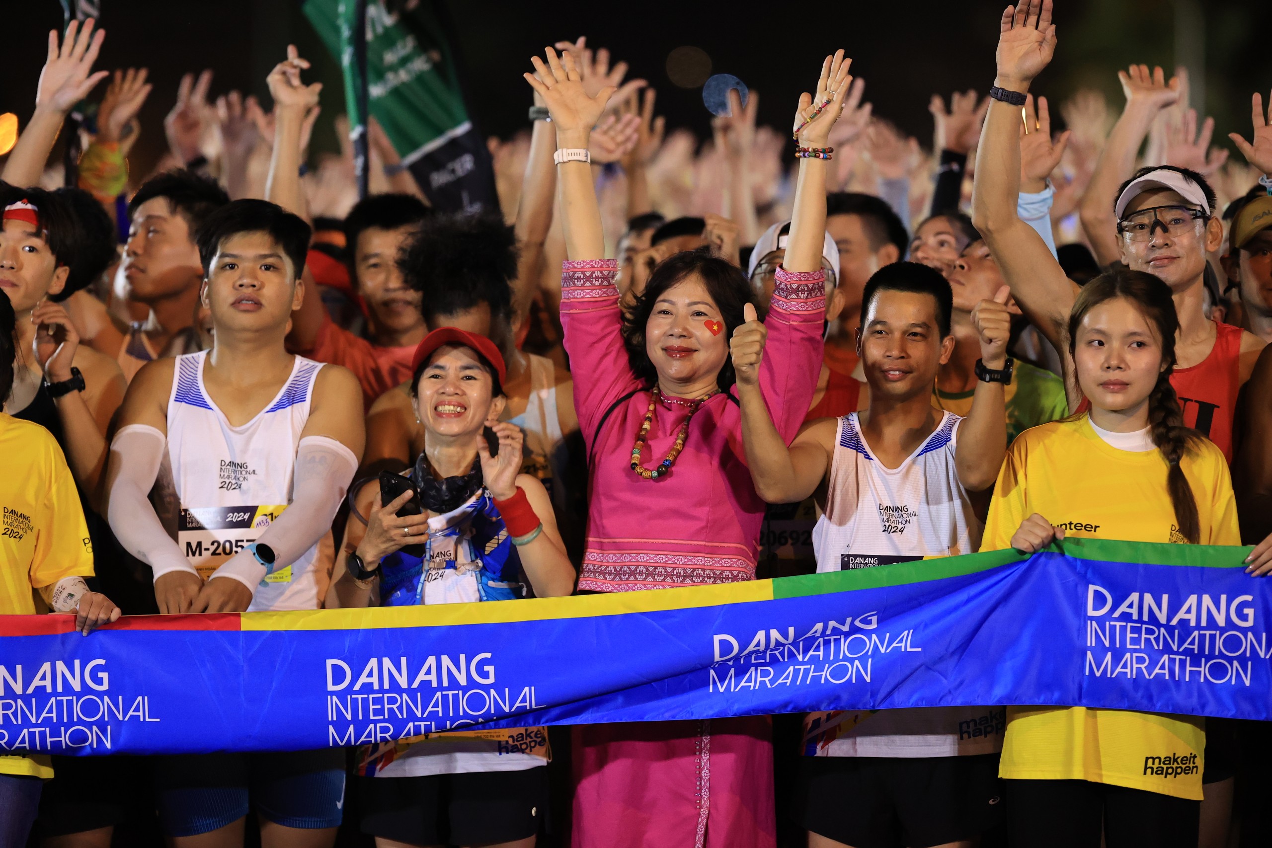 “Nữ hoàng chân đất” Phạm Thị Bình chiến thắng cuộc thi marathon quốc tế Đà Nẵng - Ảnh 12.