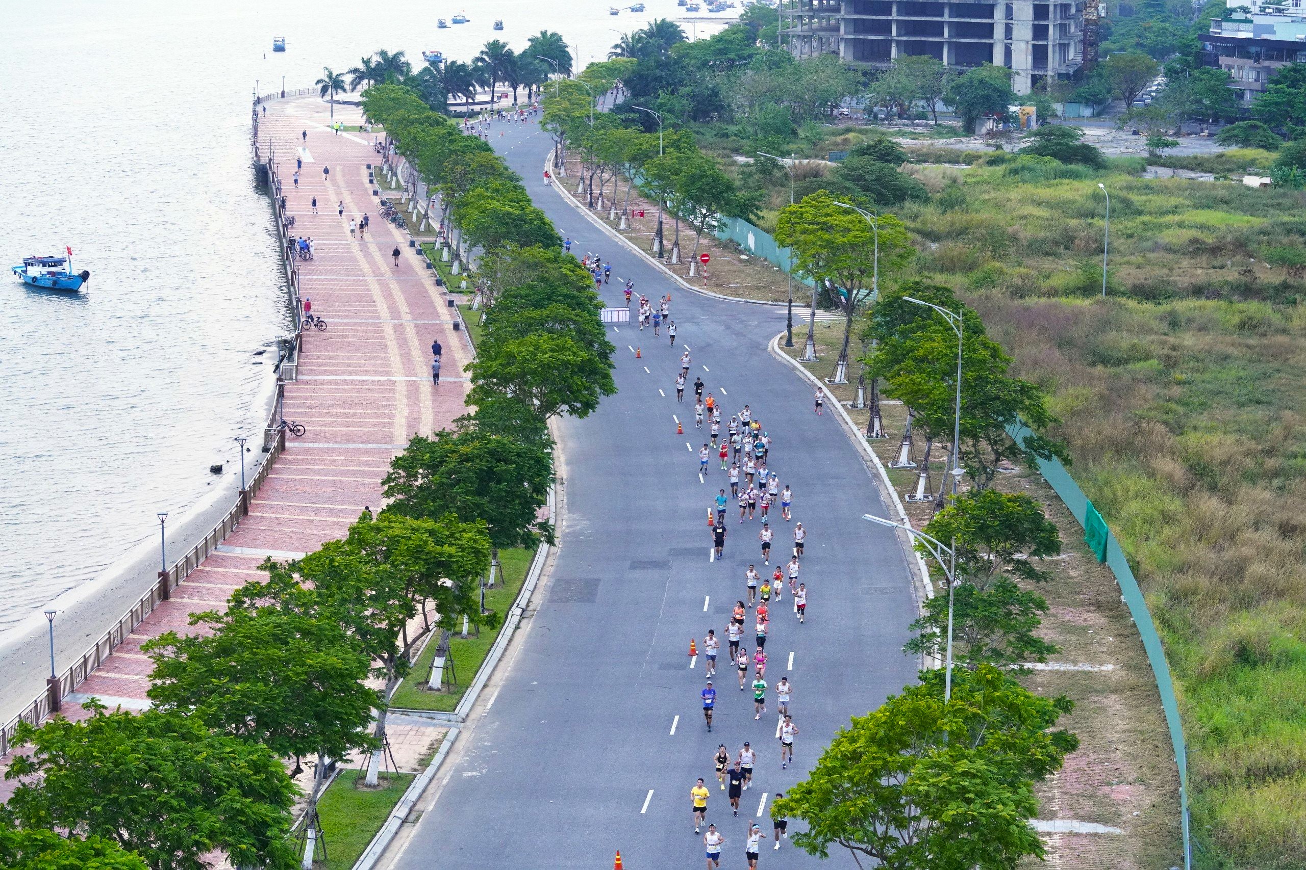 “Nữ hoàng chân đất” Phạm Thị Bình chiến thắng cuộc thi marathon quốc tế Đà Nẵng - Ảnh 14.