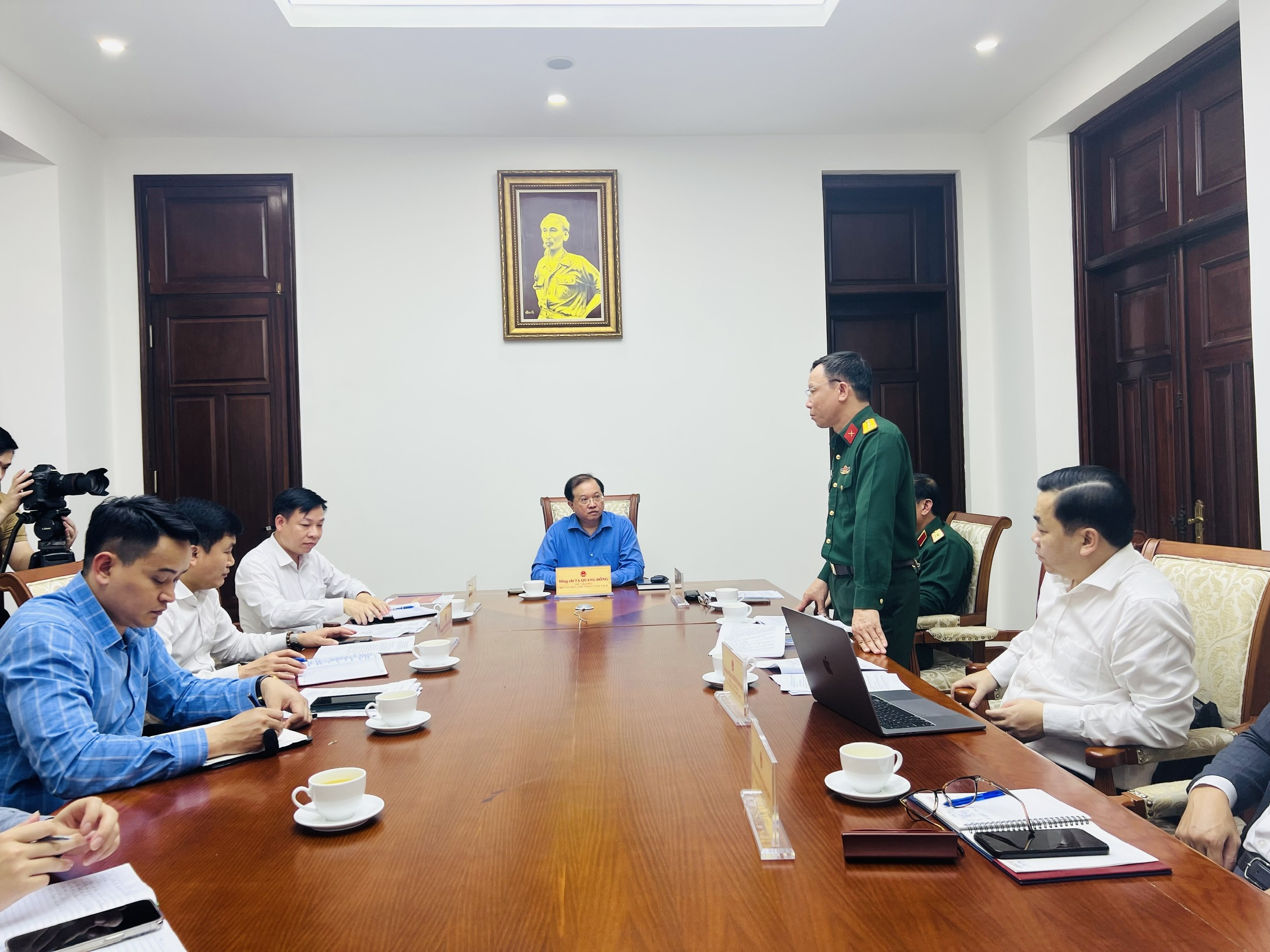 Organisering av paradprogrammet för att fira 70-årsdagen av Dien Bien Phus seger högtidligt, regelbundet, säkert och ekonomiskt - Foto 1. Tổ chức Chương trình diễu binh, diễu hành Kỷ niệm 70 năm Chiến thắng Điện Biên Phủ trọng thể, chính quy, an toàn và tiết kiệm - Ảnh 1.