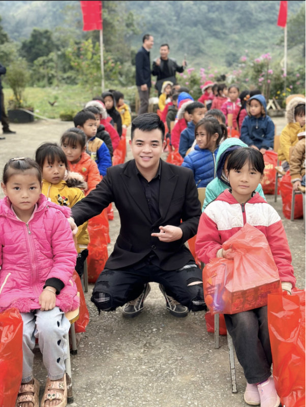 Trần Hồng Sơn: Được giúp đỡ trẻ em nghèo vùng cao là điều hạnh phúc nhất- Ảnh 4.
