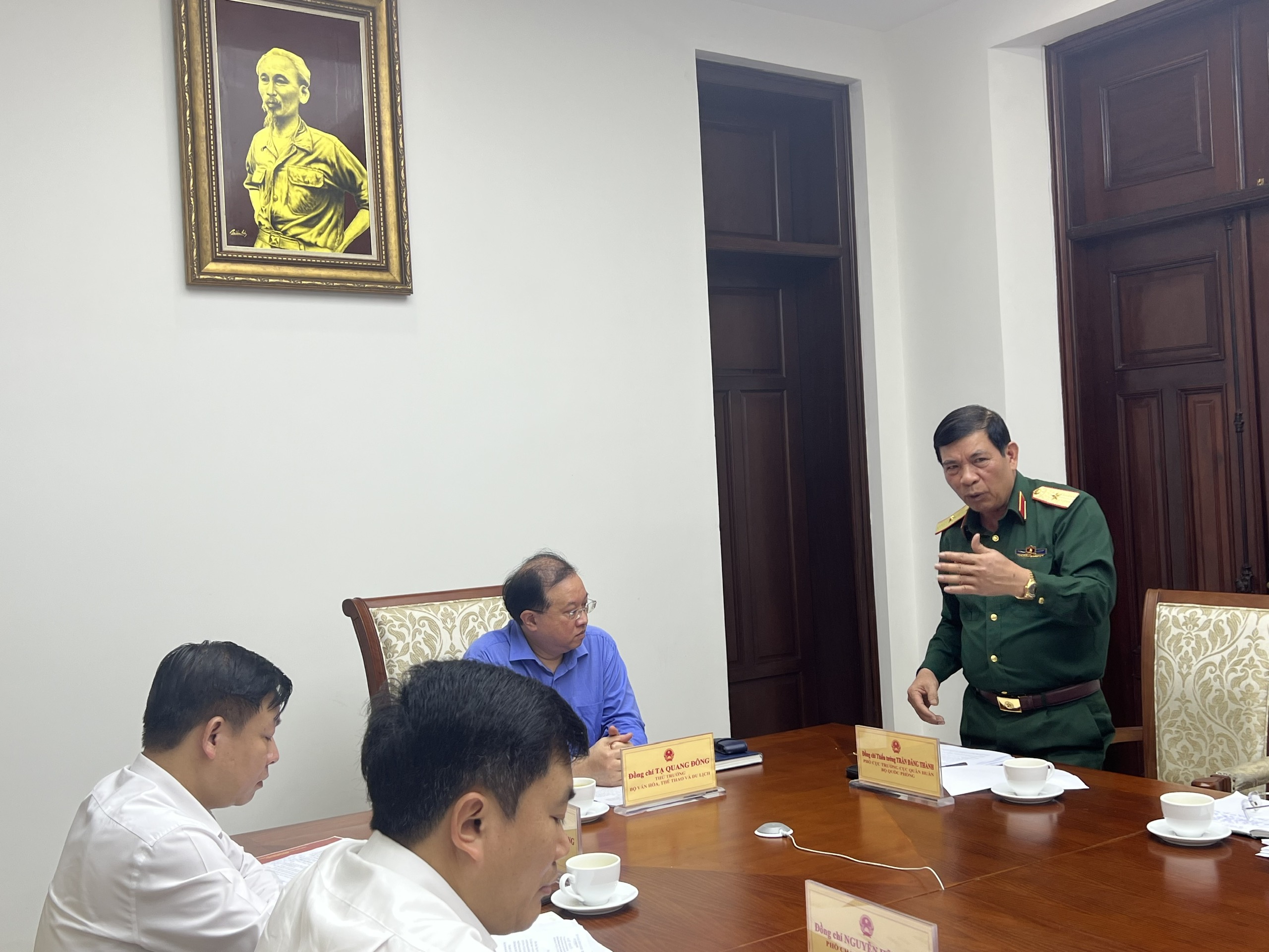 Organisering av paradprogrammet för att fira 70-årsdagen av Dien Bien Phus seger högtidligt, regelbundet, säkert och ekonomiskt - Foto 2. Tổ chức Chương trình diễu binh, diễu hành Kỷ niệm 70 năm Chiến thắng Điện Biên Phủ trọng thể, chính quy, an toàn và tiết kiệm - Ảnh 2.