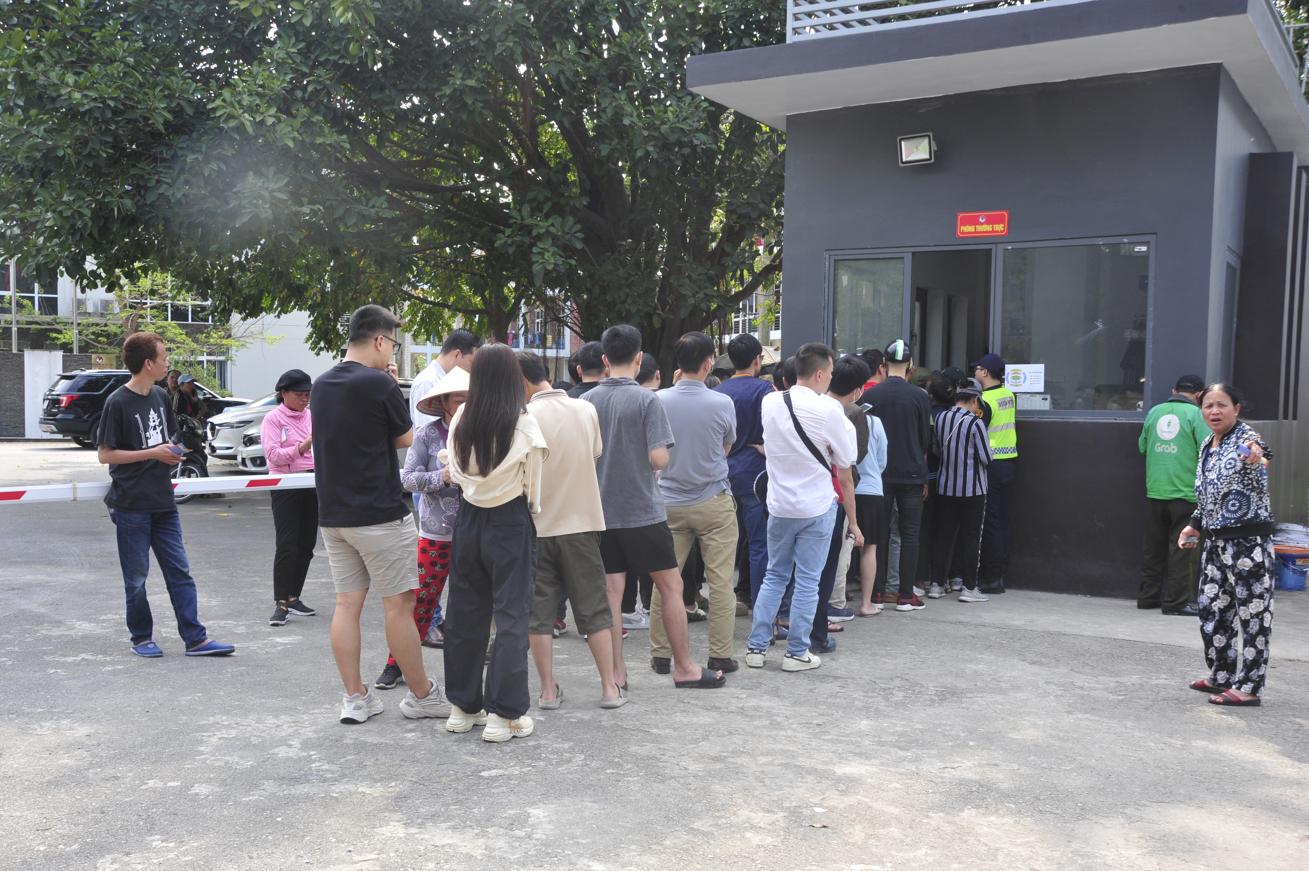 Người dân xếp hàng mua vé trước trụ sở Liên đoàn bóng đá Việt Nam