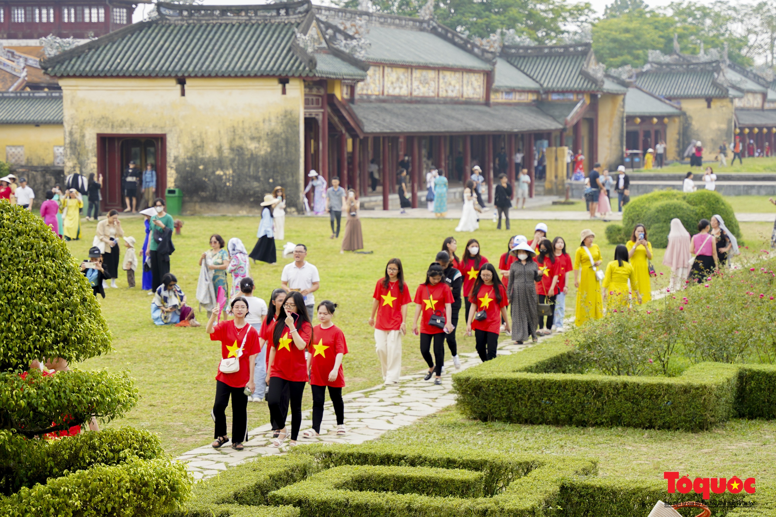 Du khách nườm nượp tham quan các di tích dịp kỷ niệm Ngày giải phóng Thừa Thiên Huế - Ảnh 9.