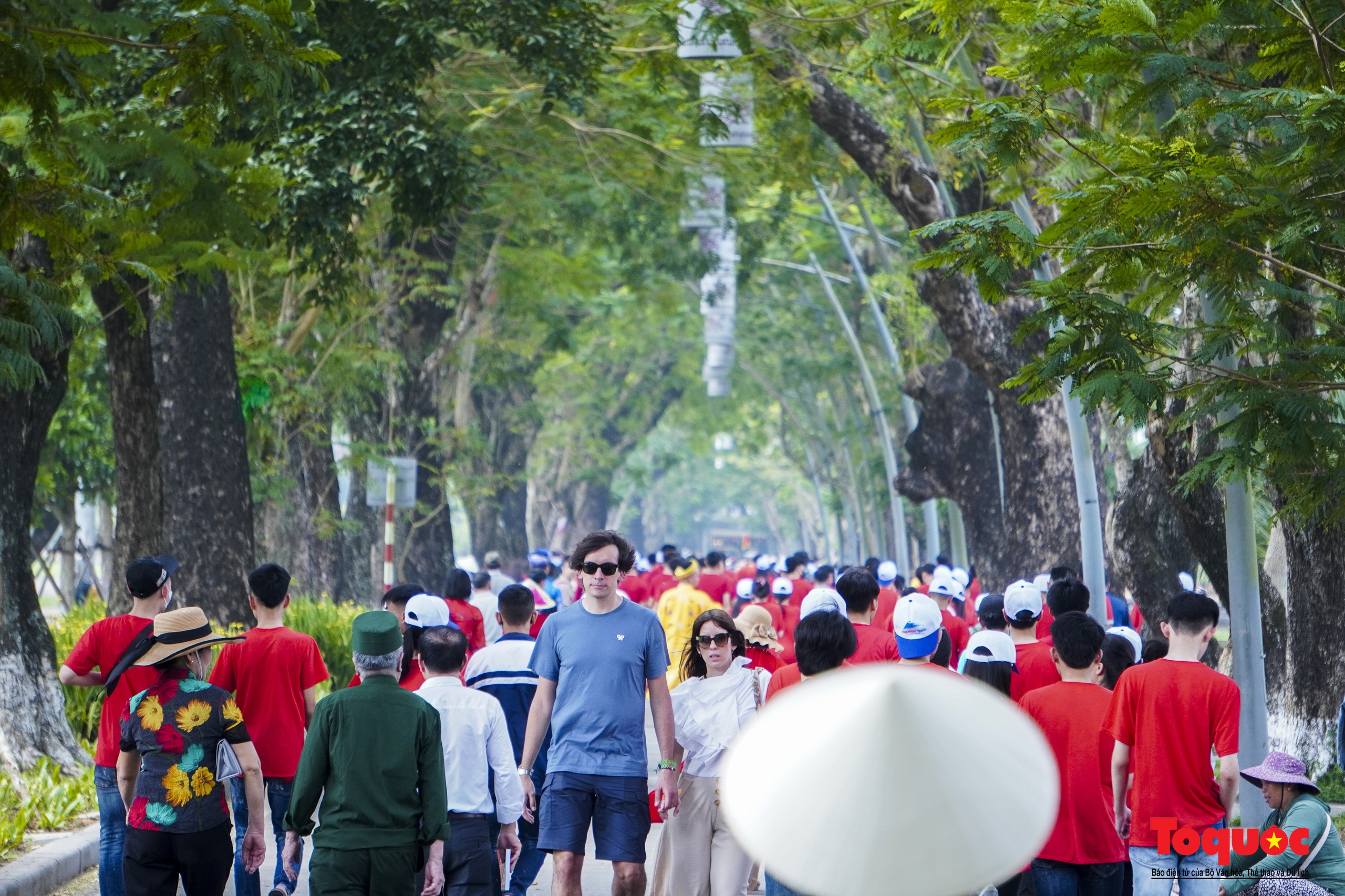 Du khách nườm nượp tham quan các di tích dịp kỷ niệm Ngày giải phóng Thừa Thiên Huế - Ảnh 3.