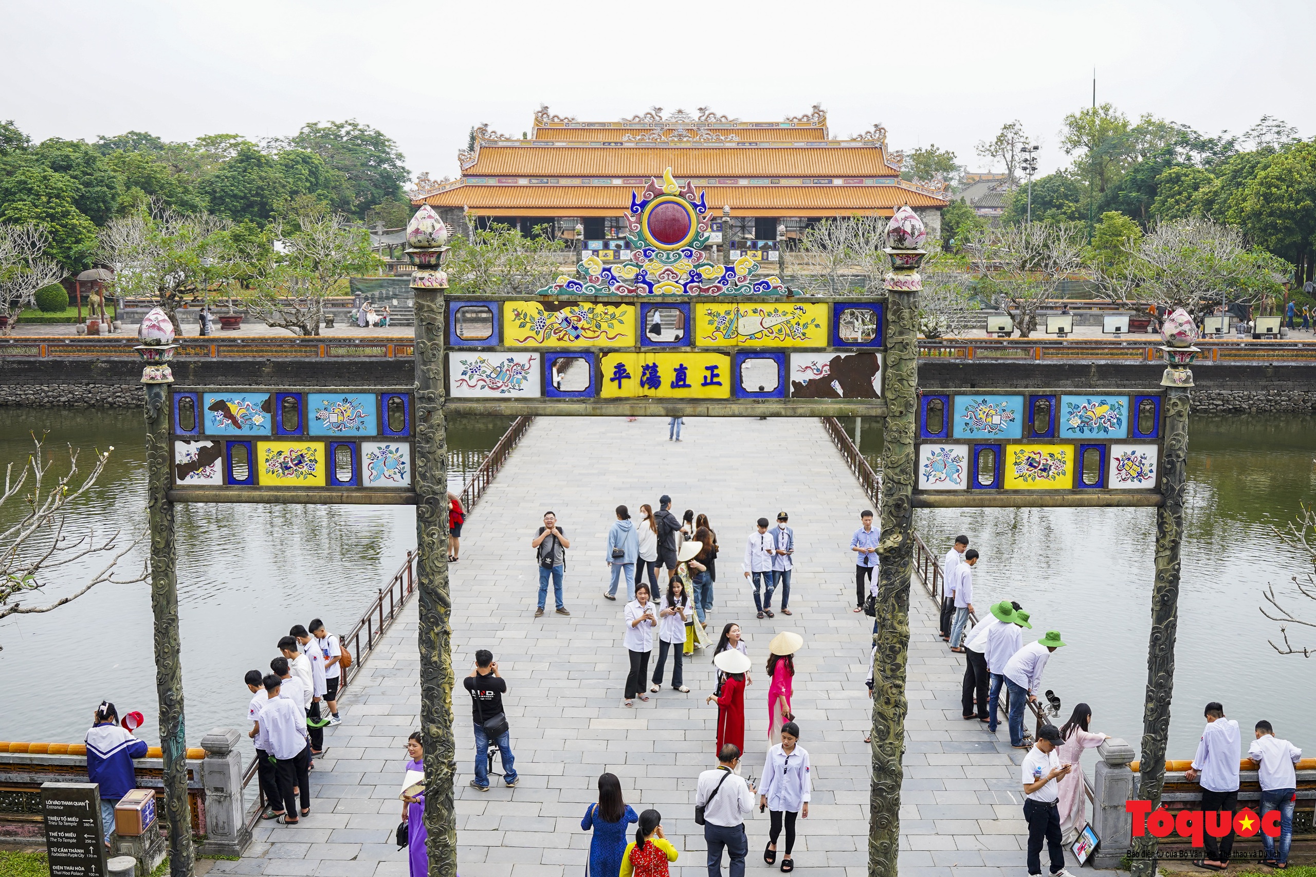 Du khách nườm nượp tham quan các di tích dịp kỷ niệm Ngày giải phóng Thừa Thiên Huế - Ảnh 7.