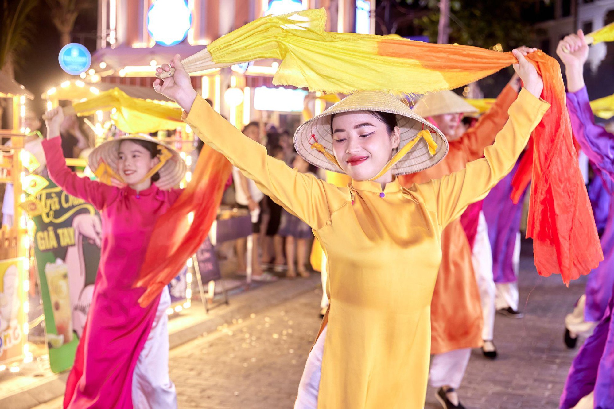 Độc lạ show “đánh giày” gây sốt tại chợ đêm Vui Phết - Ảnh 3.