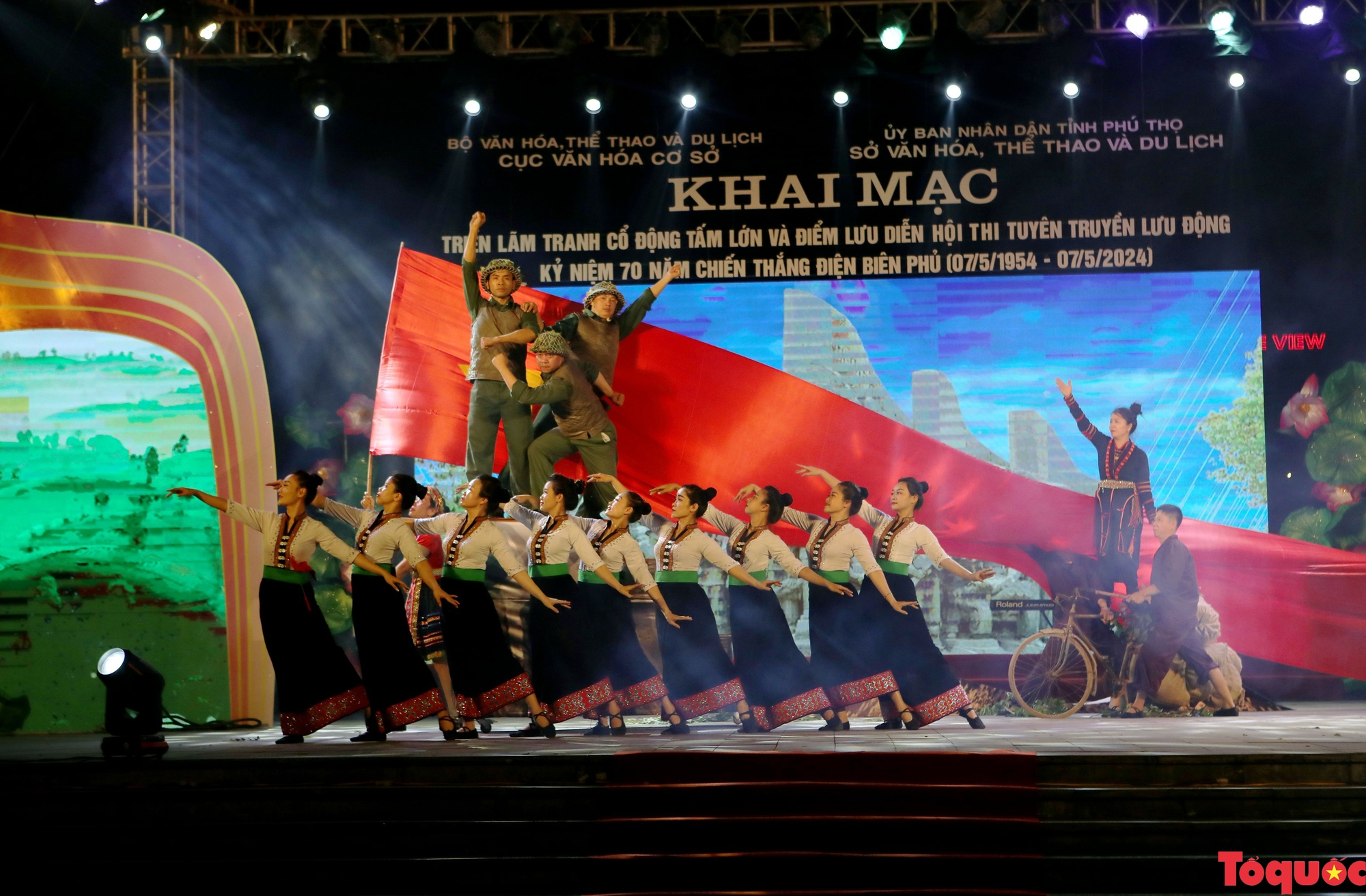Открытие выставки масштабных пропагандистских картин и конкурса мобильных пропагандистских работ, посвященных 70-летию Победы при Дьенбьенфу - Фото 3. Khai mạc triển lãm Tranh cổ động tấm lớn và điểm lưu diễn Hội thi Tuyên truyền lưu động kỷ niệm 70 năm Chiến thắng Điện Biên Phủ  - Ảnh 3.