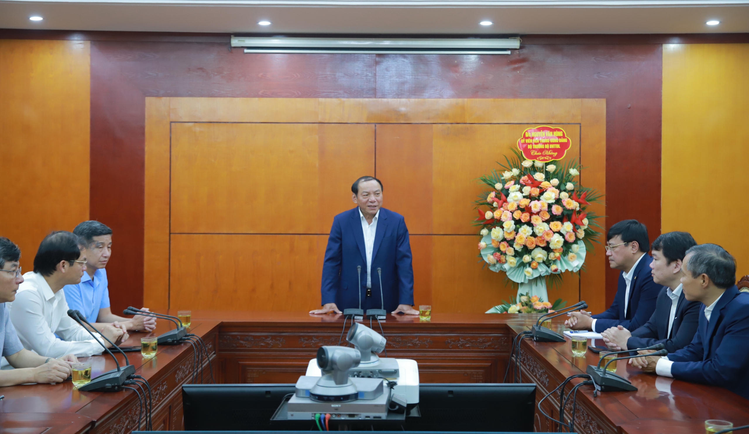 Bộ trưởng Nguyễn Văn Hùng làm việc với Cục Thể dục Thể thao - Ảnh 3.